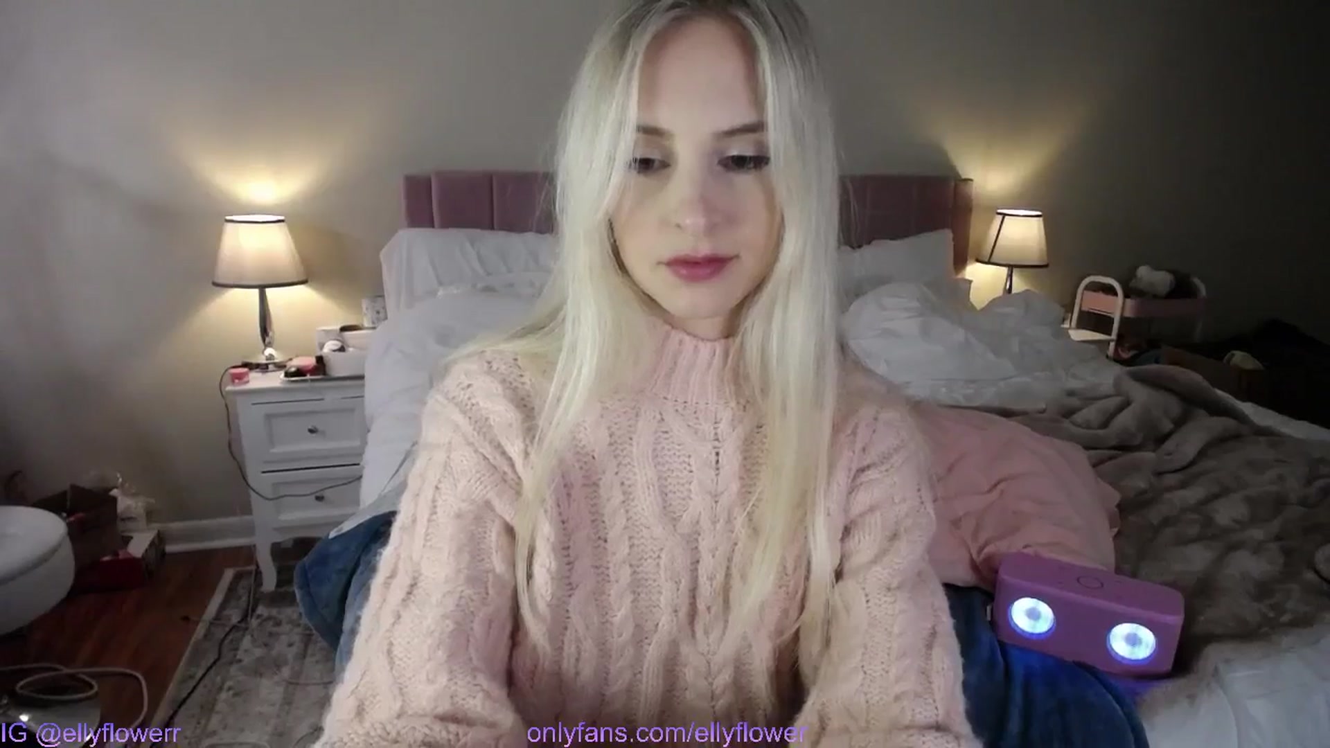Gallery image thumbnail from Ellyflower's myfreecams stream on, 12/11/2024, 03:13 image 15 of 20