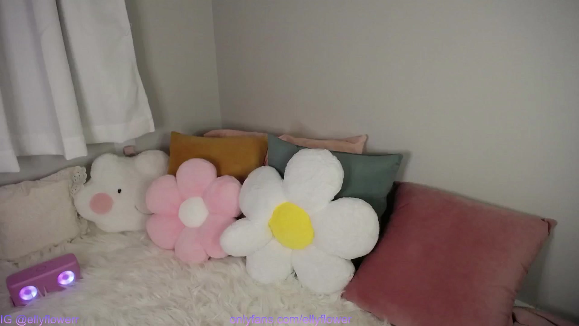 Gallery image thumbnail from Ellyflower's myfreecams stream on, 03/02/2025, 02:55 image 14 of 20