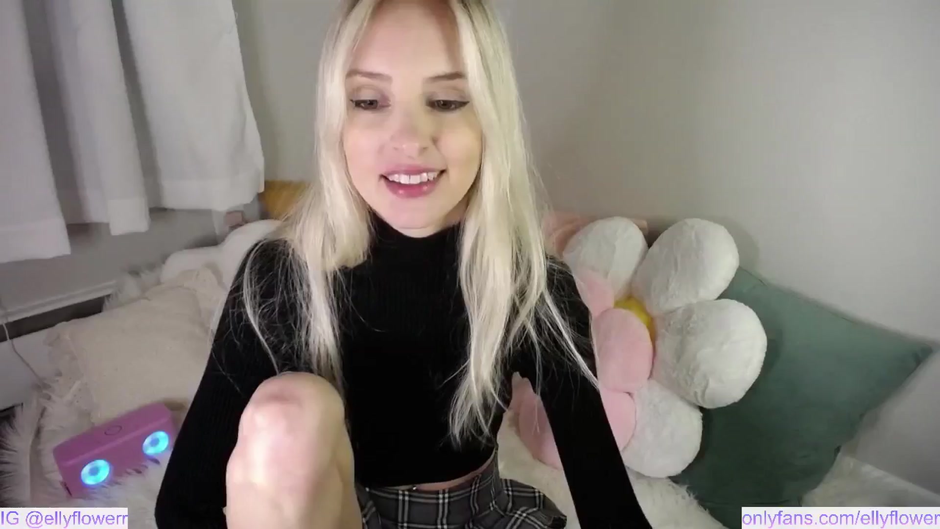 Gallery image thumbnail from Ellyflower's myfreecams stream on, 03/10/2025, 02:33 image 11 of 20