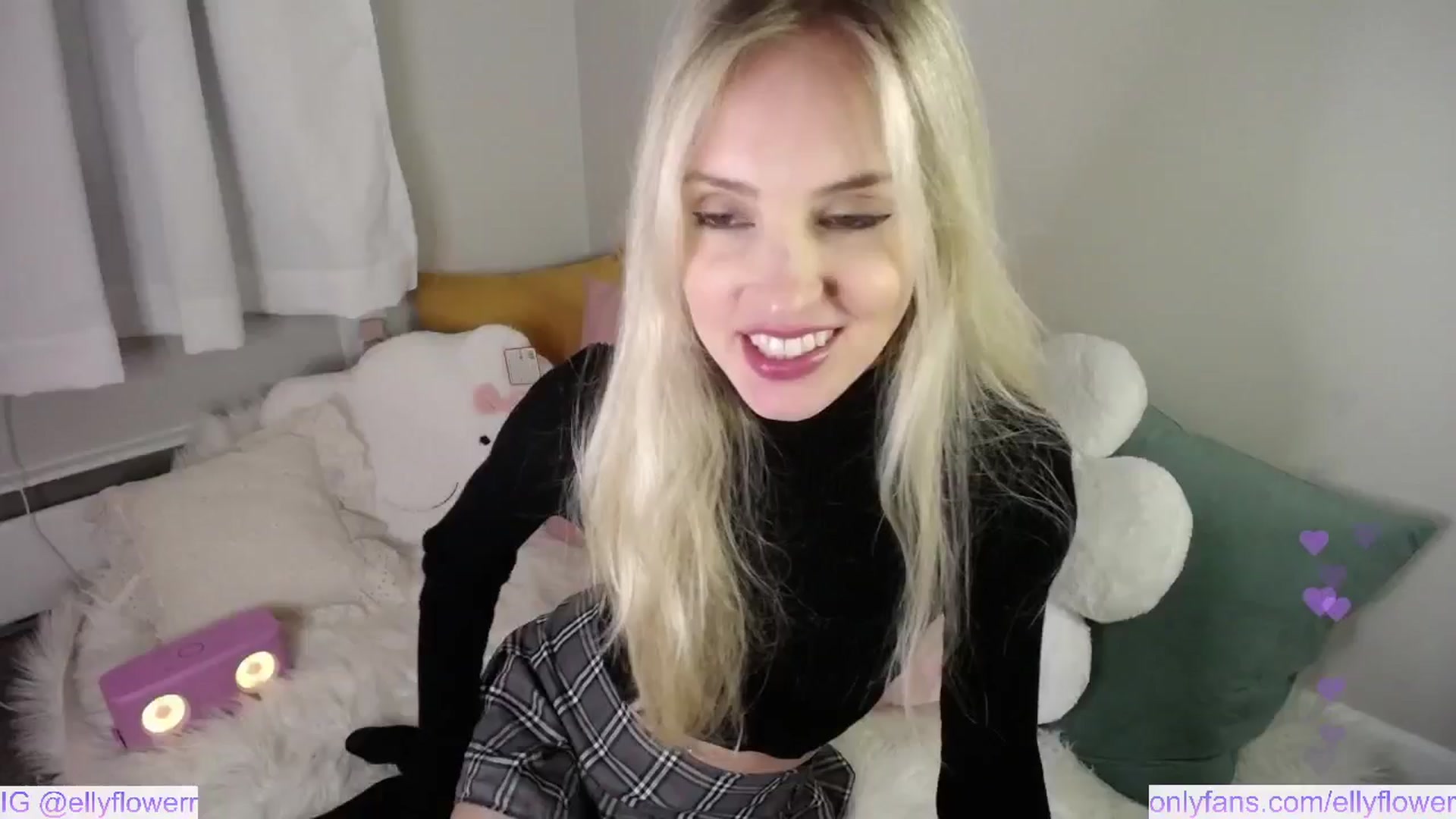 Gallery image thumbnail from Ellyflower's myfreecams stream on, 03/10/2025, 02:33 image 16 of 20