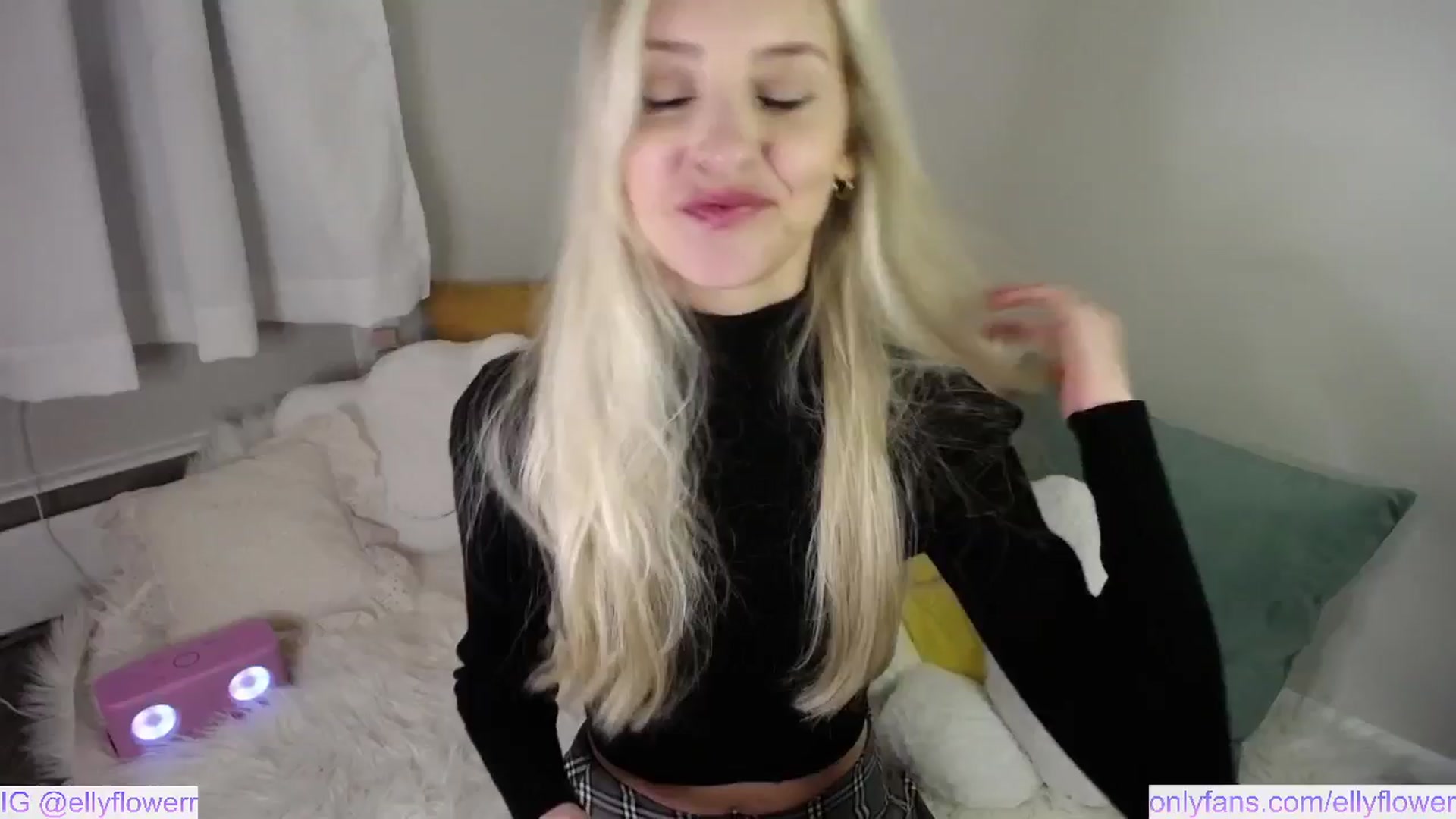 Gallery image thumbnail from Ellyflower's myfreecams stream on, 03/10/2025, 02:33 image 3 of 20