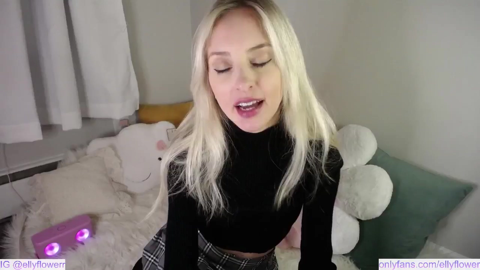 Gallery image thumbnail from Ellyflower's myfreecams stream on, 03/10/2025, 02:33 image 17 of 20