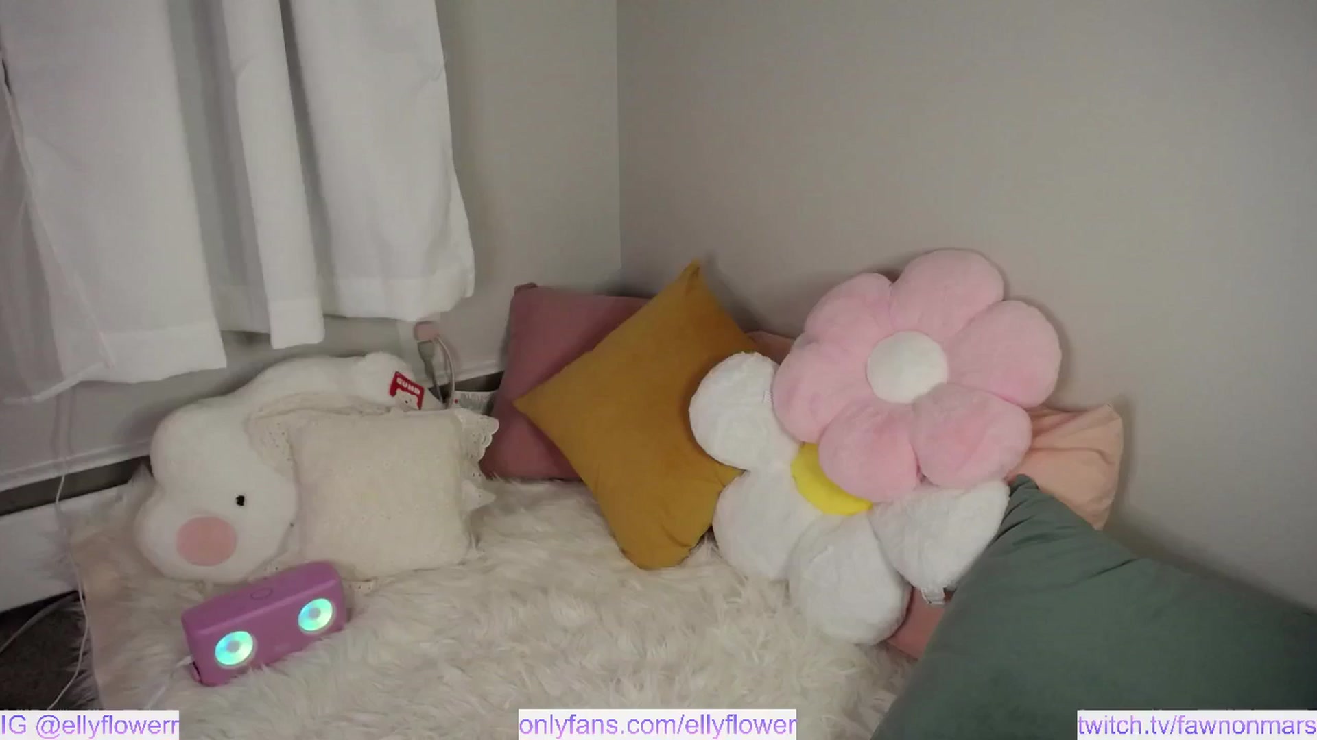 Gallery image thumbnail from Ellyflower's myfreecams stream on, 03/18/2025, 02:06 image 13 of 20