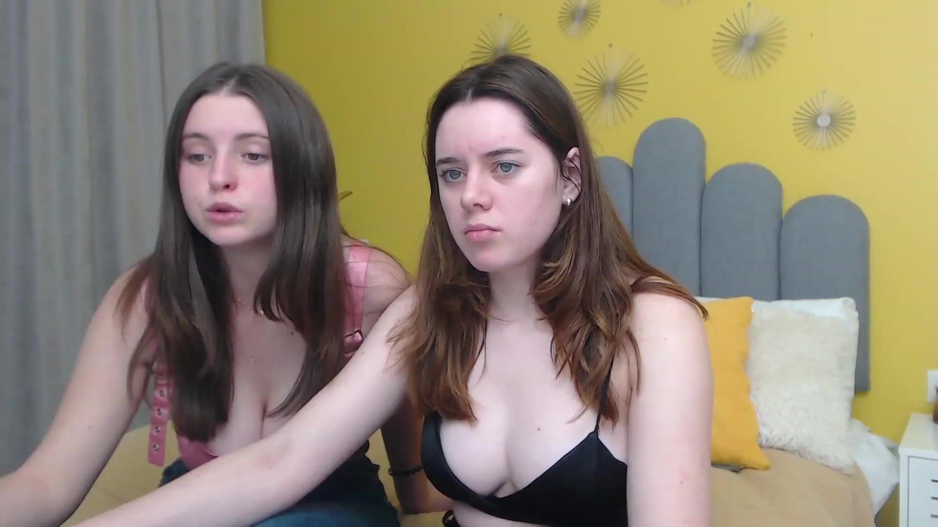 Gallery image thumbnail from ElsaJones's myfreecams stream on, 11/23/2022, 17:16 image 4 of 20