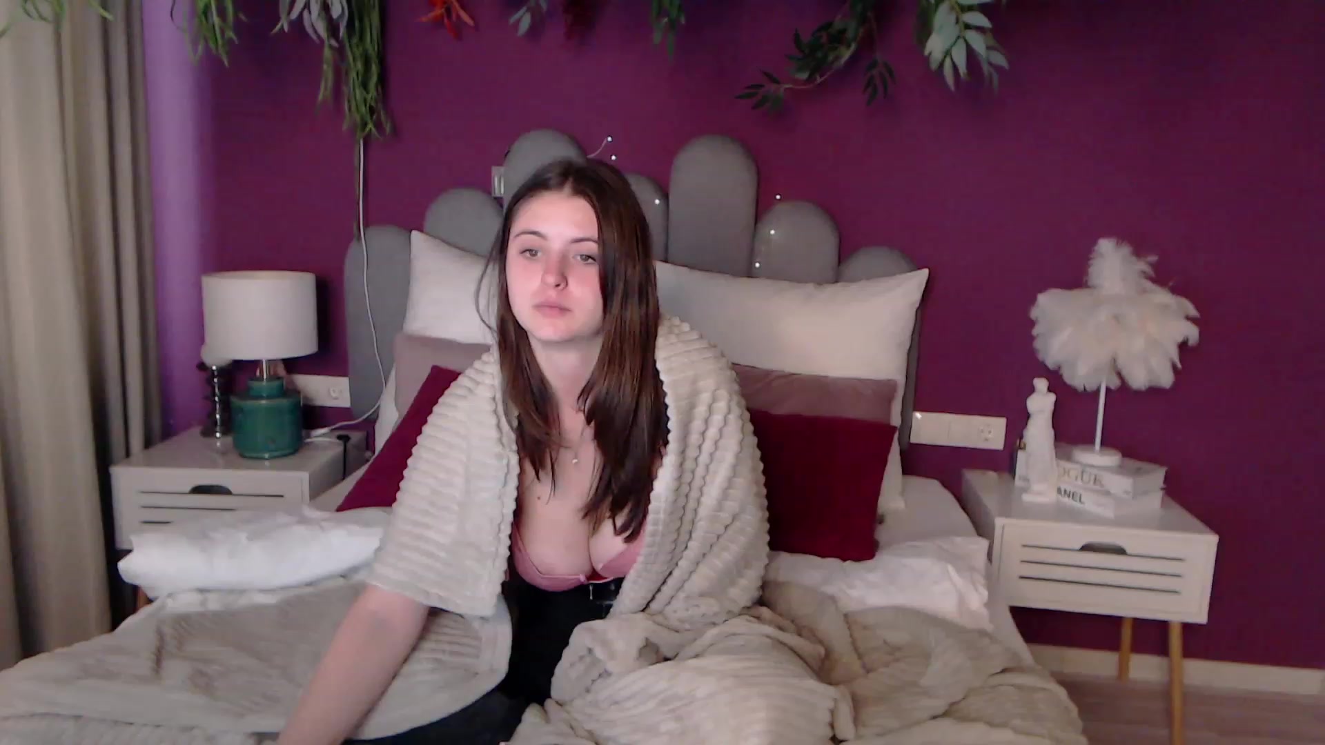 Gallery image thumbnail from ElsaJones's myfreecams stream on, 11/24/2022, 10:00 image 20 of 20