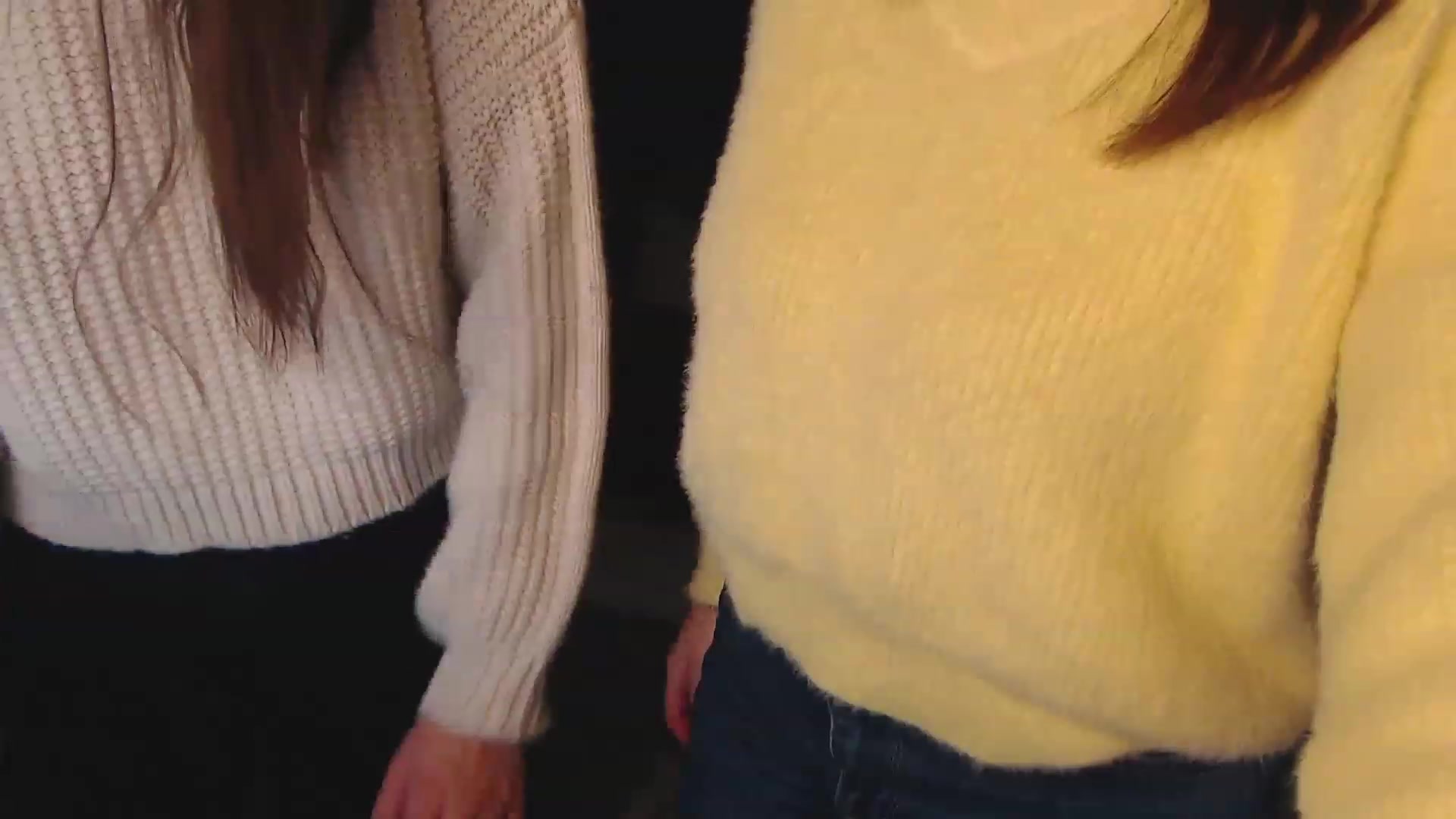 Gallery image thumbnail from ElsaJones's myfreecams stream on, 11/25/2022, 13:33 image 15 of 20