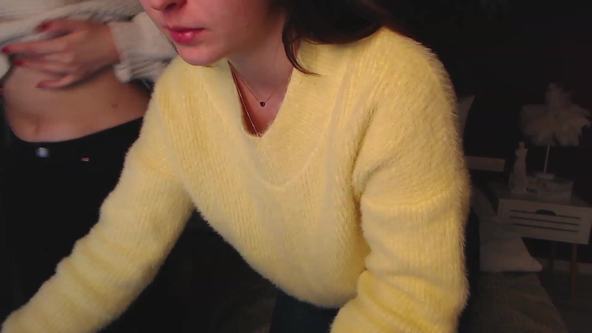 Gallery image thumbnail from ElsaJones's myfreecams stream on, 11/25/2022, 13:33 image 17 of 20