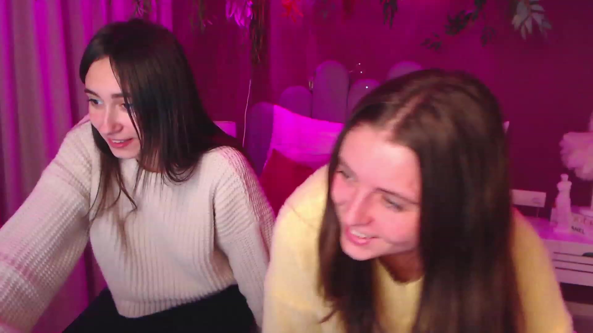 Gallery image thumbnail from ElsaJones's myfreecams stream on, 11/25/2022, 16:51 image 10 of 20