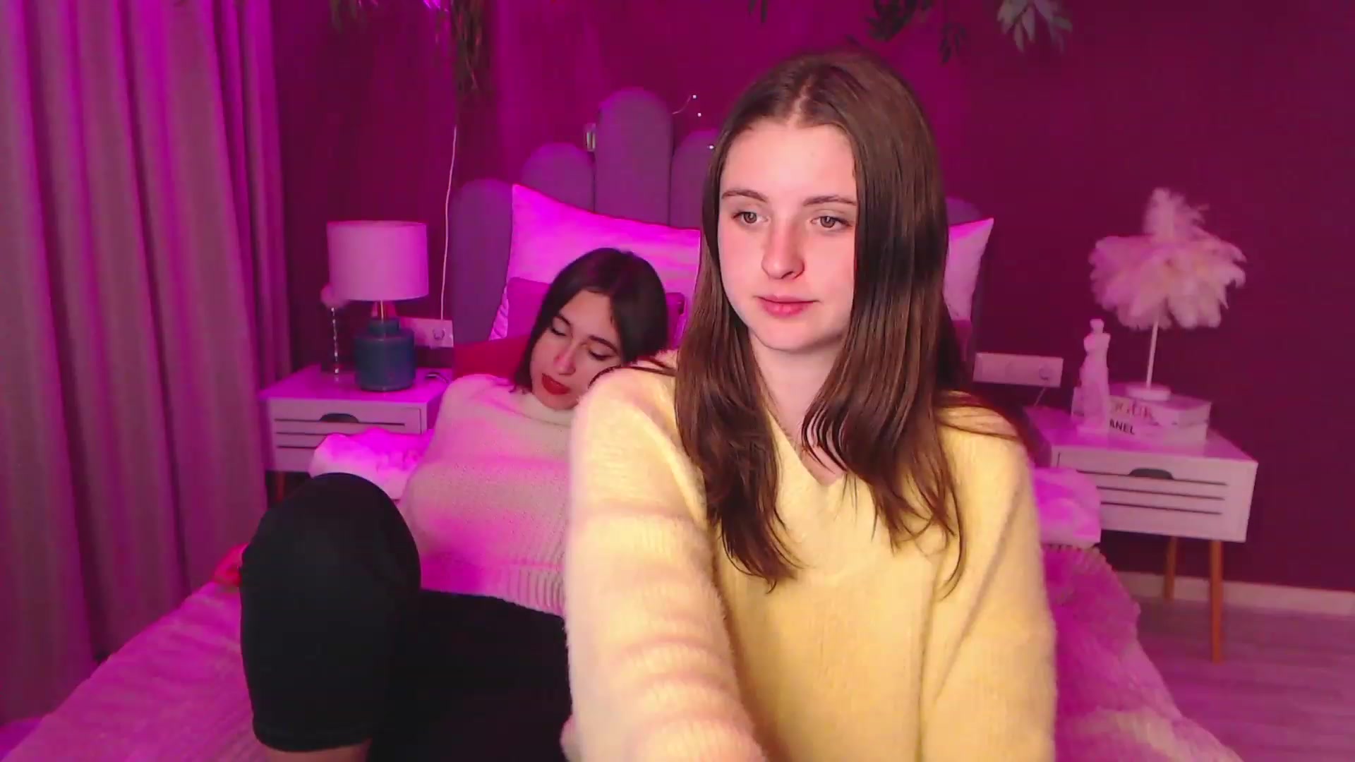 Gallery image thumbnail from ElsaJones's myfreecams stream on, 11/25/2022, 18:42 image 19 of 20