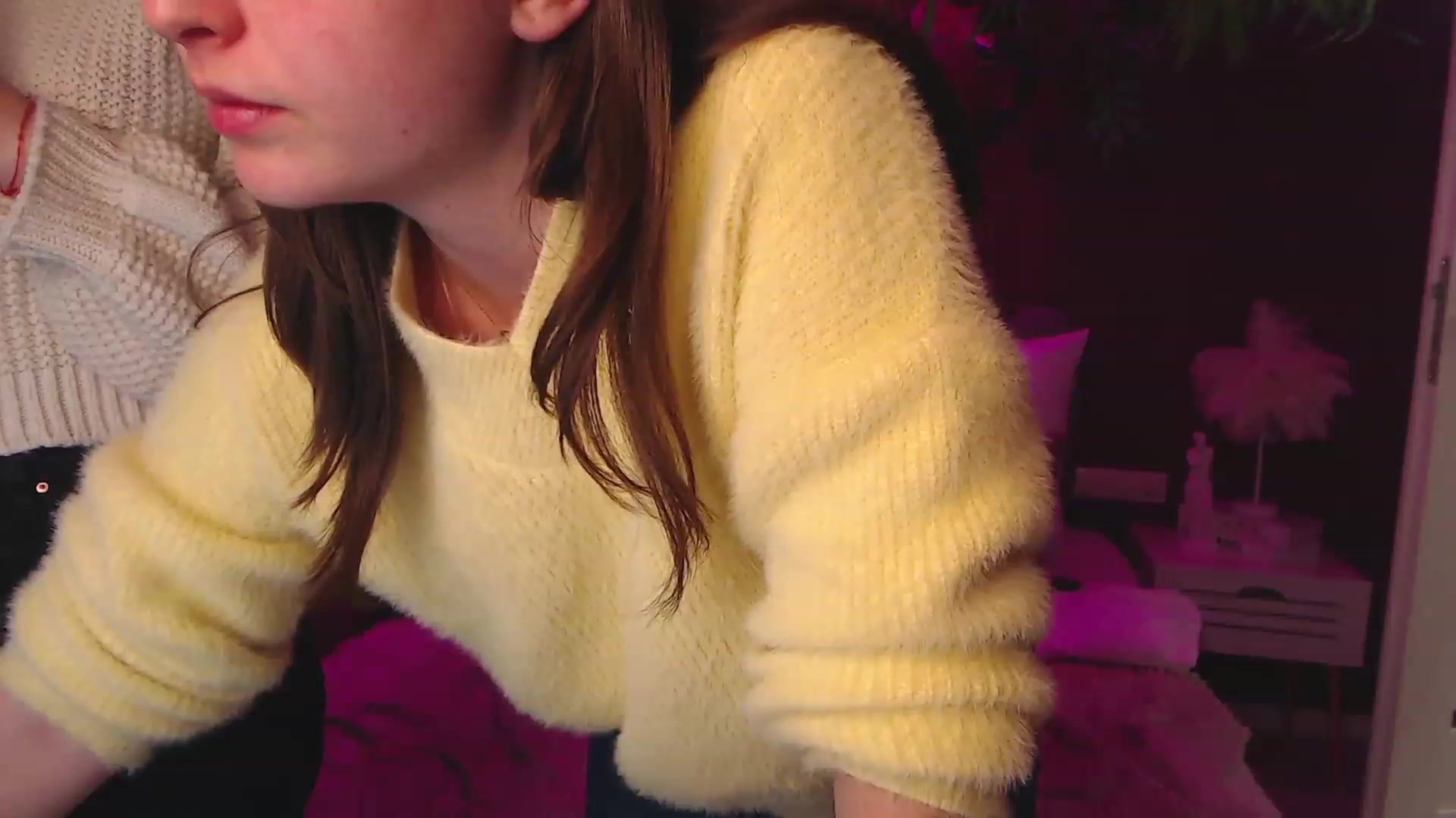 Gallery image thumbnail from ElsaJones's myfreecams stream on, 11/25/2022, 19:23 image 1 of 20