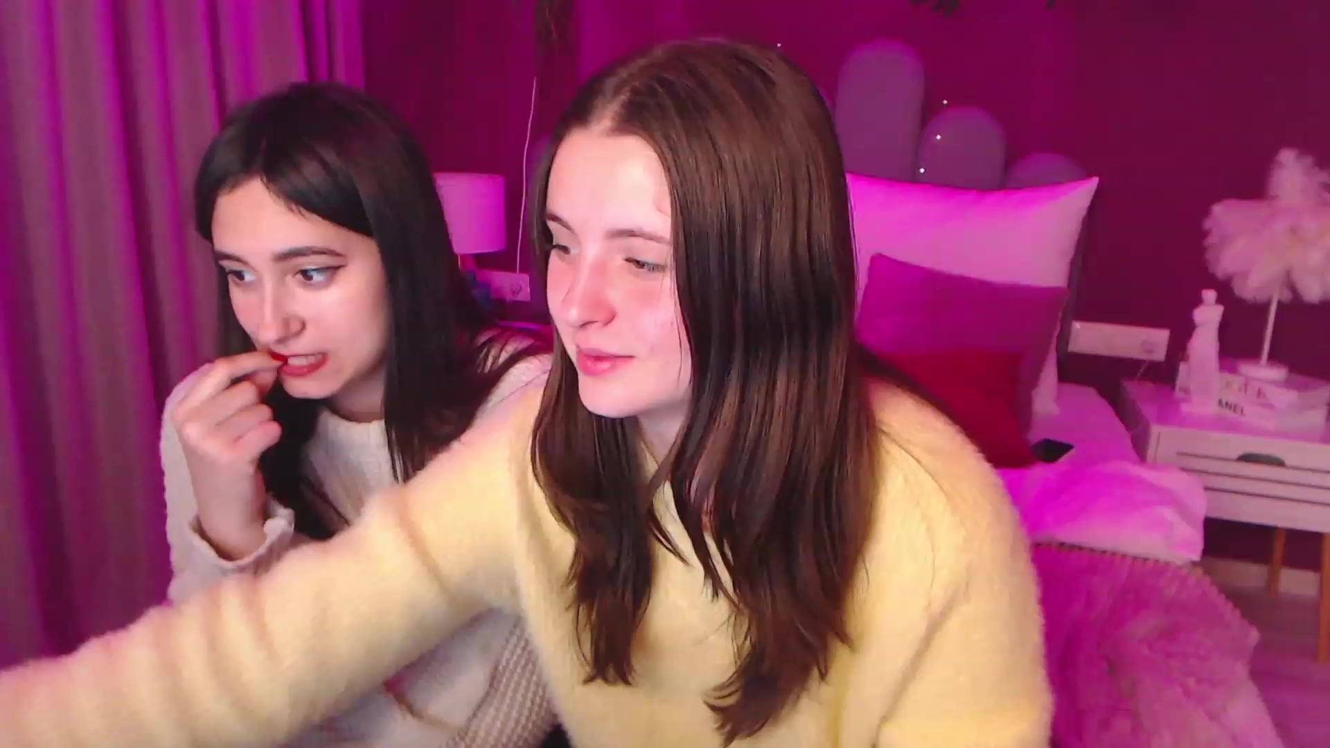 Gallery image thumbnail from ElsaJones's myfreecams stream on, 11/25/2022, 19:23 image 19 of 20