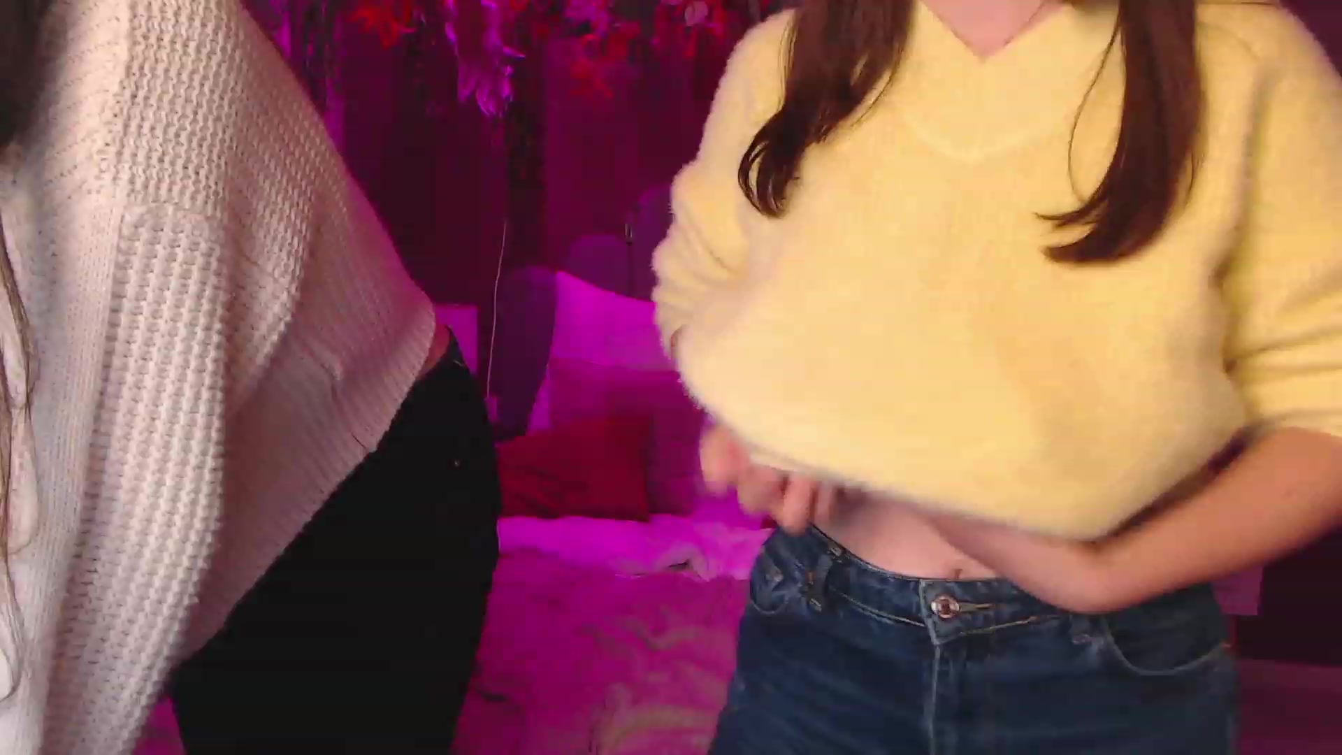 Gallery image thumbnail from ElsaJones's myfreecams stream on, 11/25/2022, 19:23 image 10 of 20