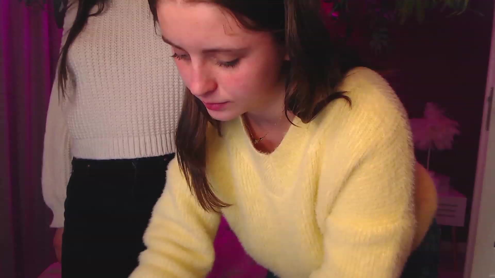 Gallery image thumbnail from ElsaJones's myfreecams stream on, 11/25/2022, 19:23 image 3 of 20