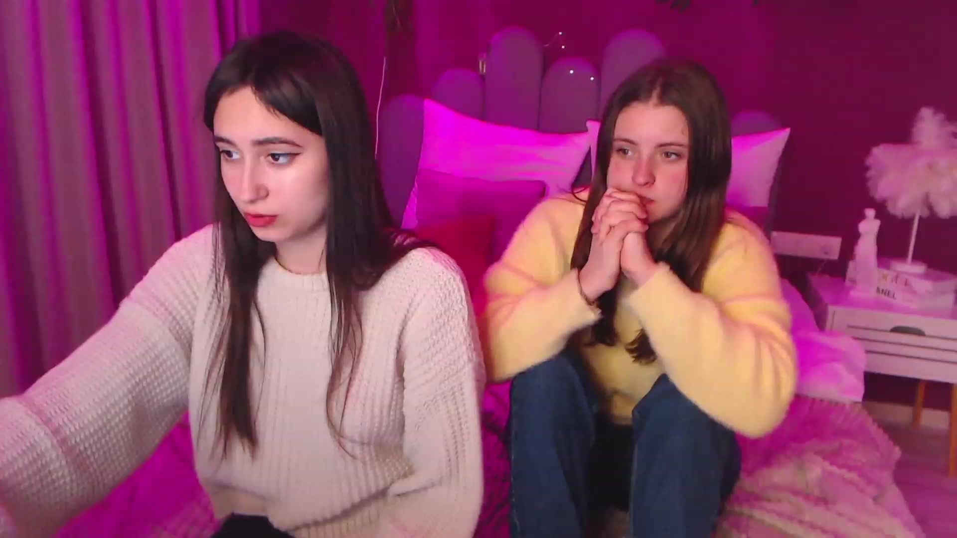 Gallery image thumbnail from ElsaJones's myfreecams stream on, 11/25/2022, 19:23 image 13 of 20