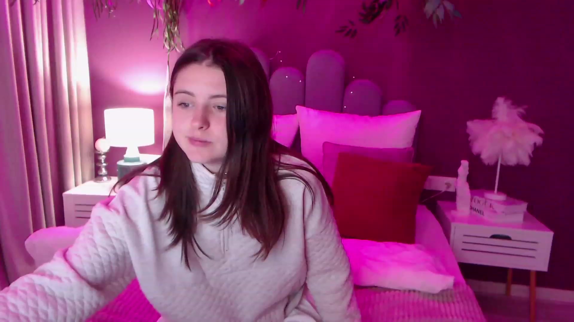 Gallery image thumbnail from ElsaJones's myfreecams stream on, 12/01/2022, 14:11 image 13 of 20