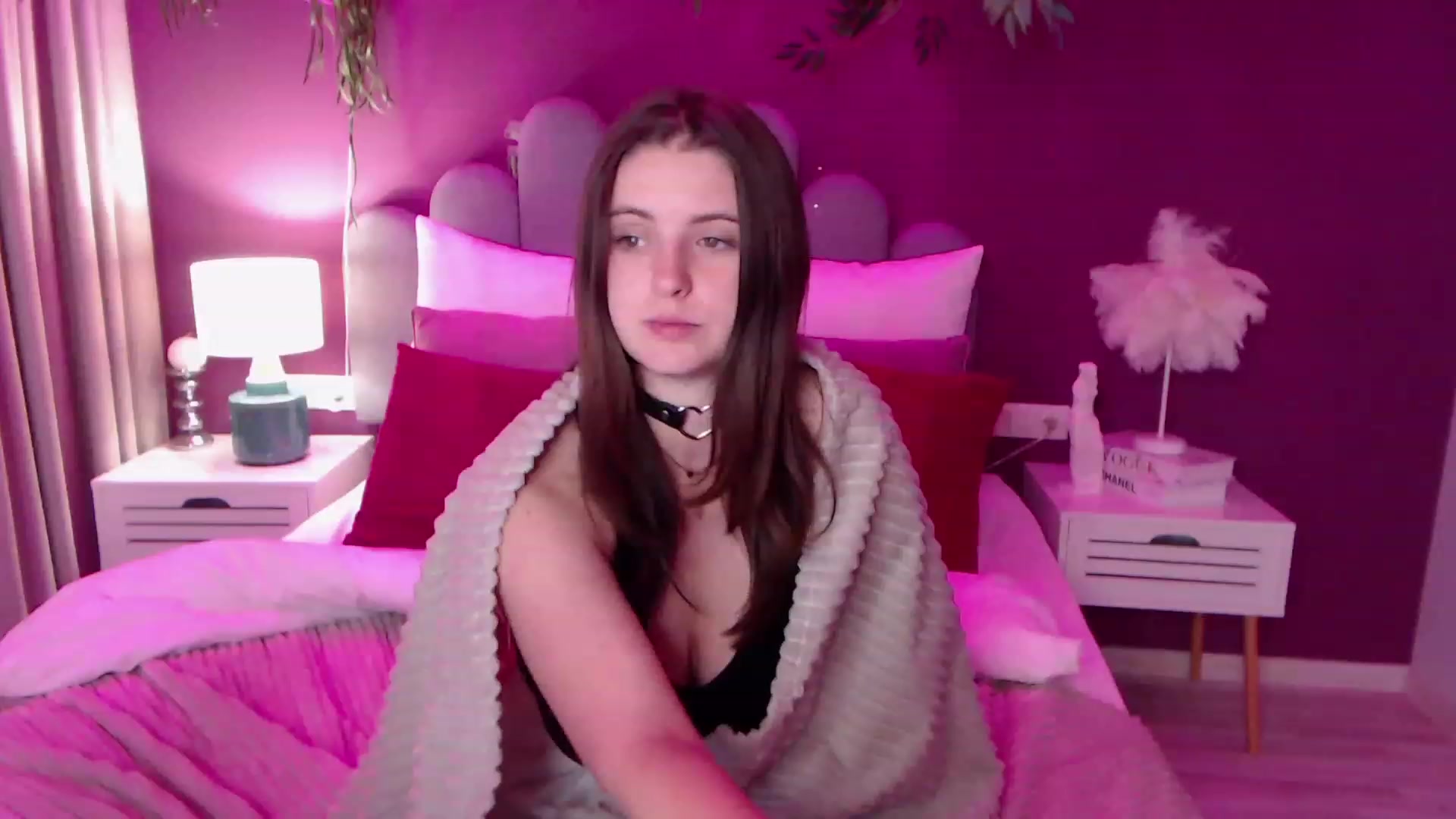 Gallery image thumbnail from ElsaJones's myfreecams stream on, 12/01/2022, 15:56 image 6 of 20