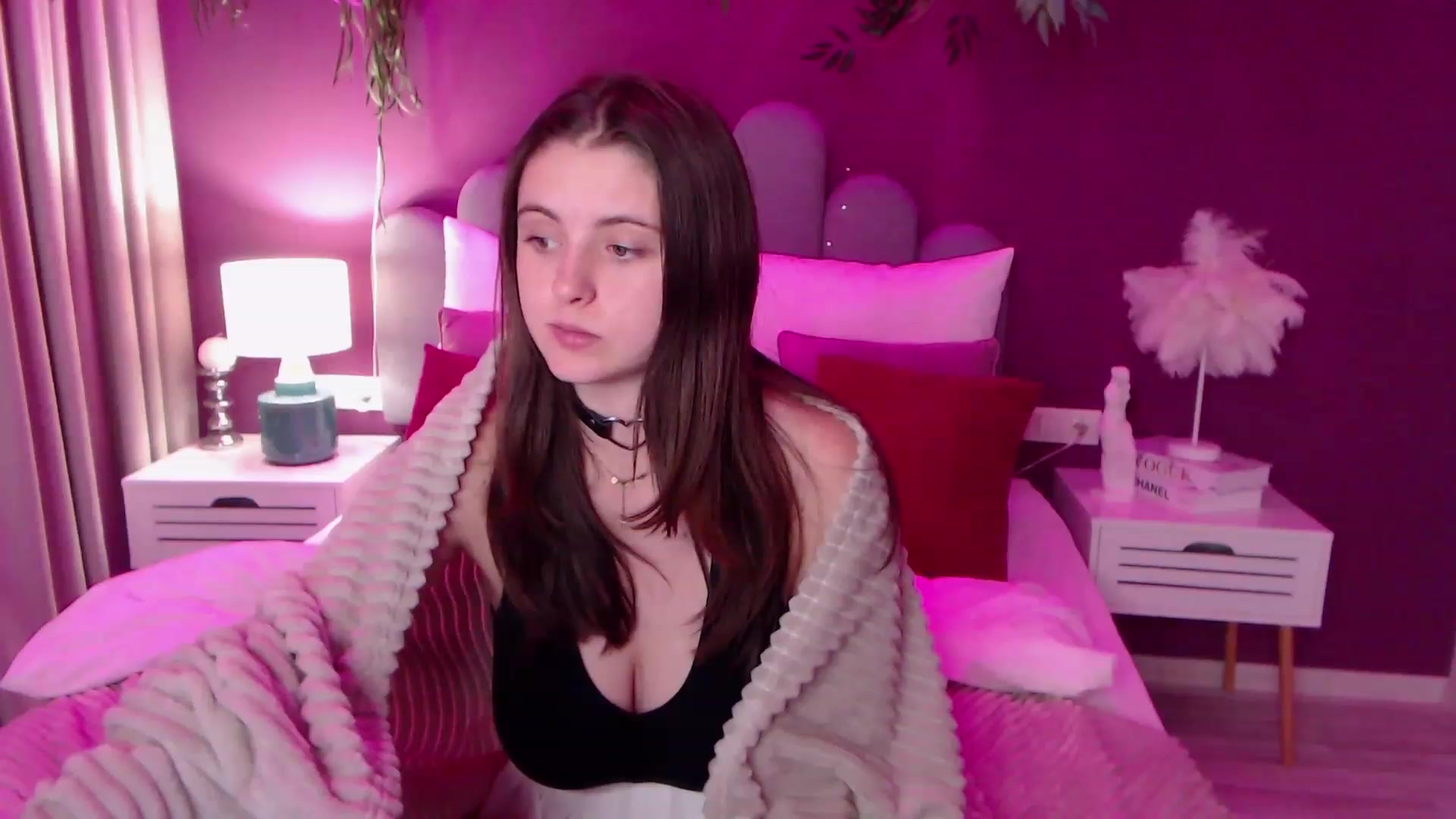 Gallery image thumbnail from ElsaJones's myfreecams stream on, 12/01/2022, 15:56 image 9 of 20
