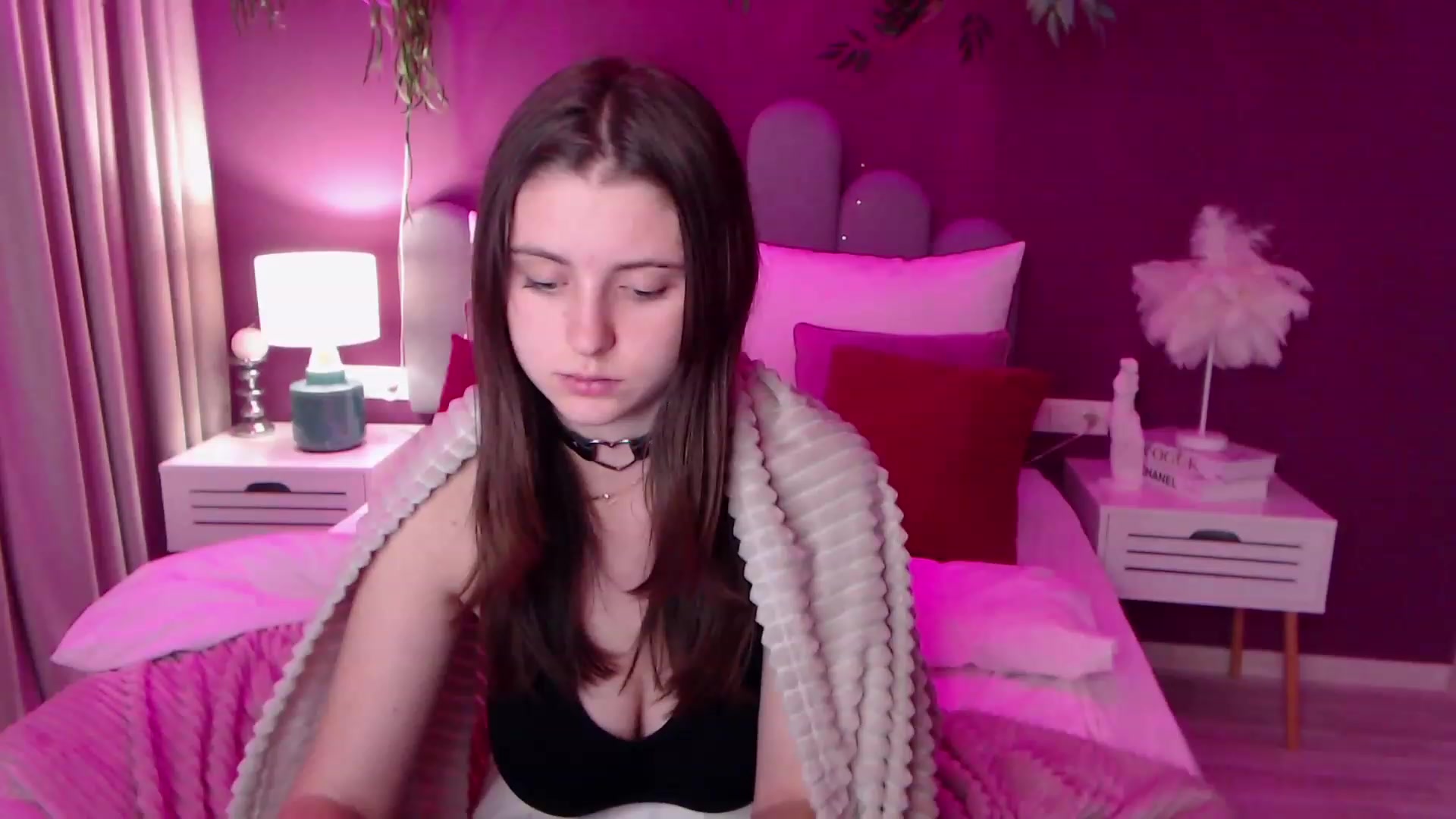 Gallery image thumbnail from ElsaJones's myfreecams stream on, 12/01/2022, 15:56 image 16 of 20