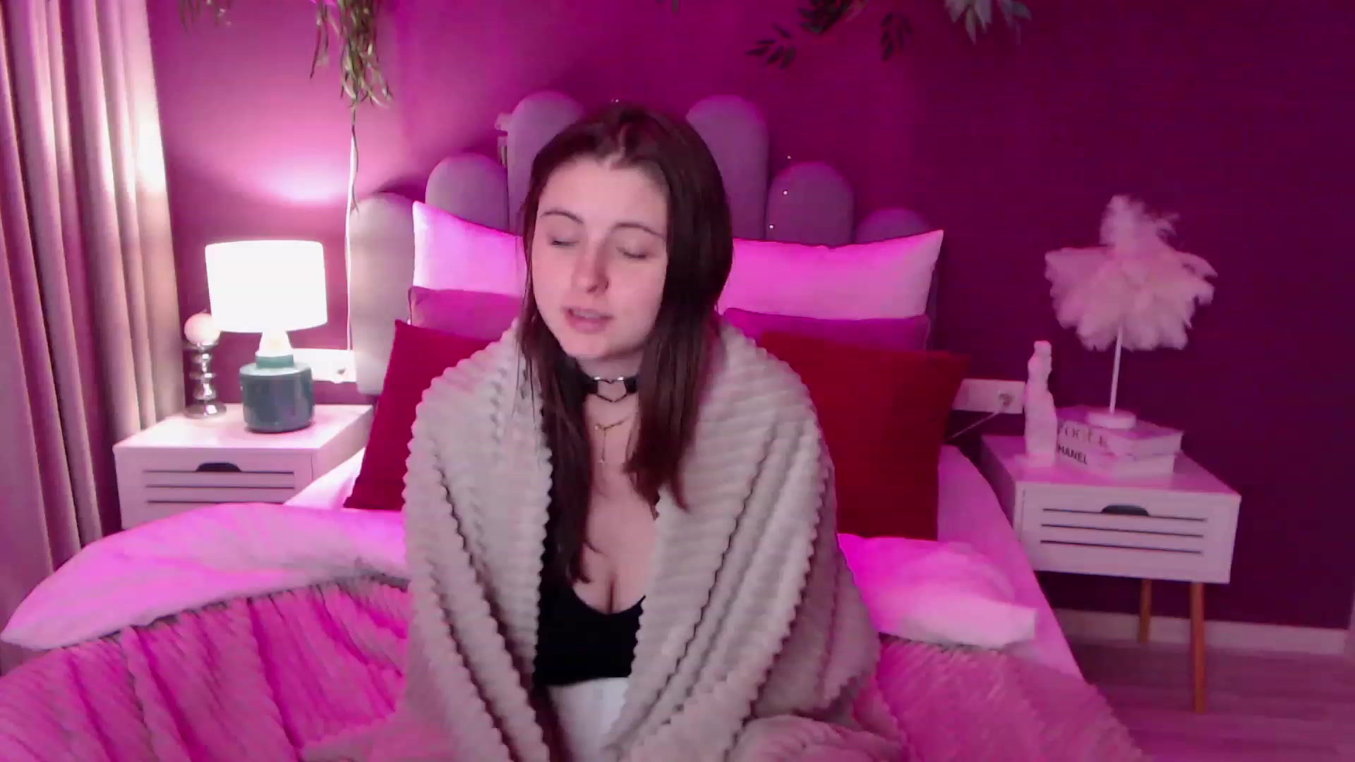 Gallery image thumbnail from ElsaJones's myfreecams stream on, 12/01/2022, 15:56 image 8 of 20