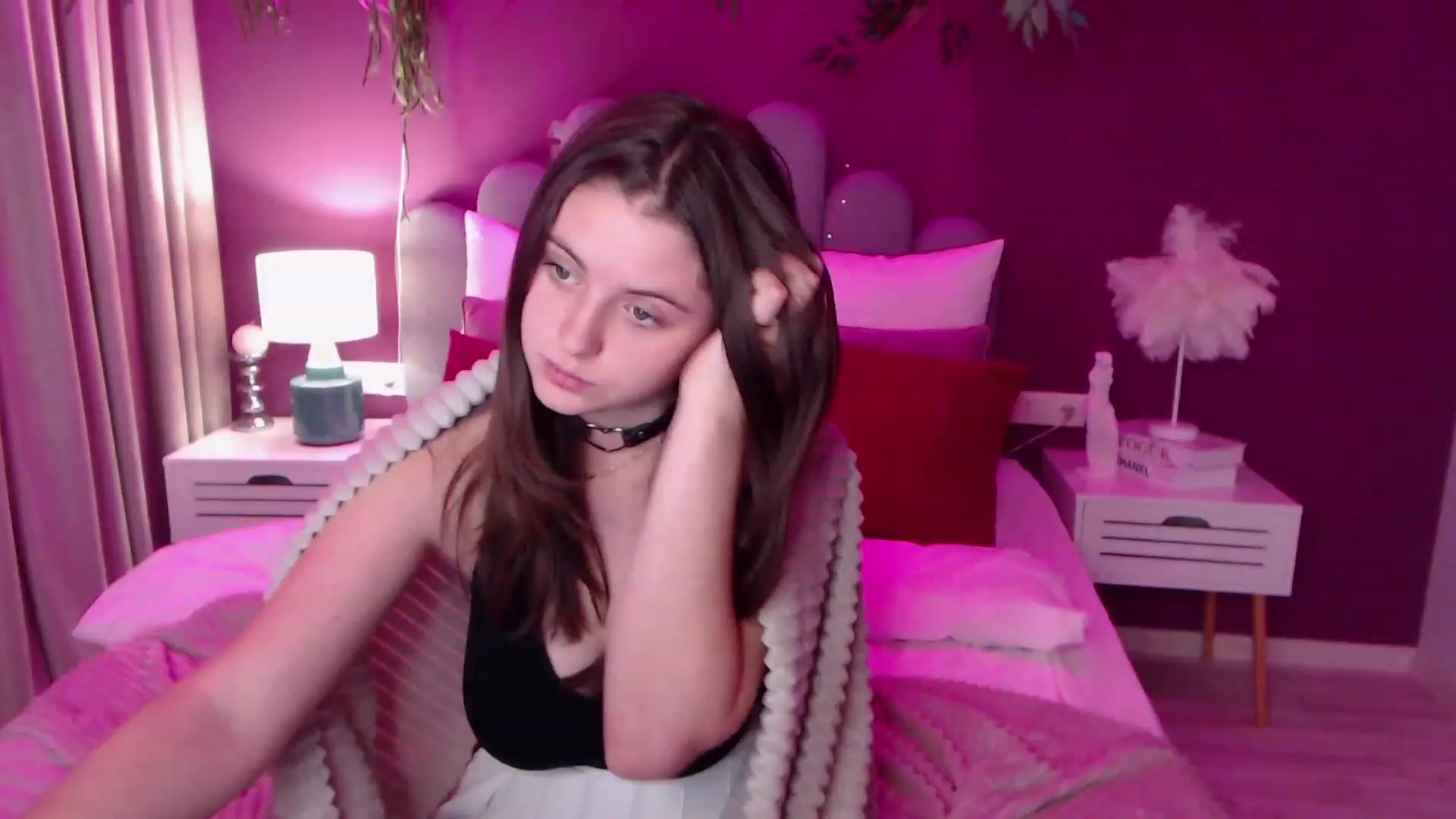 Gallery image thumbnail from ElsaJones's myfreecams stream on, 12/01/2022, 15:56 image 18 of 20