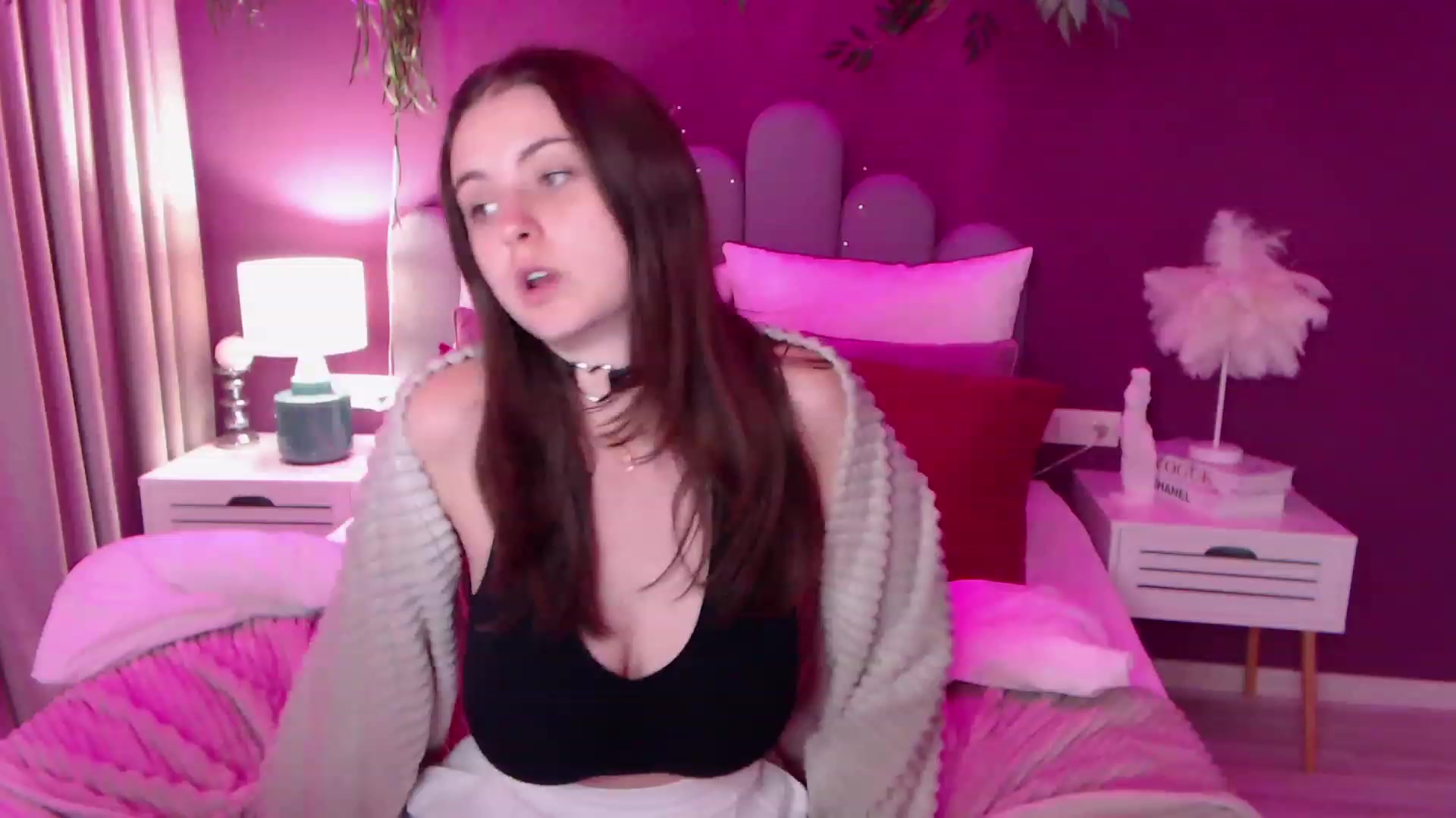 Gallery image thumbnail from ElsaJones's myfreecams stream on, 12/01/2022, 15:56 image 3 of 20