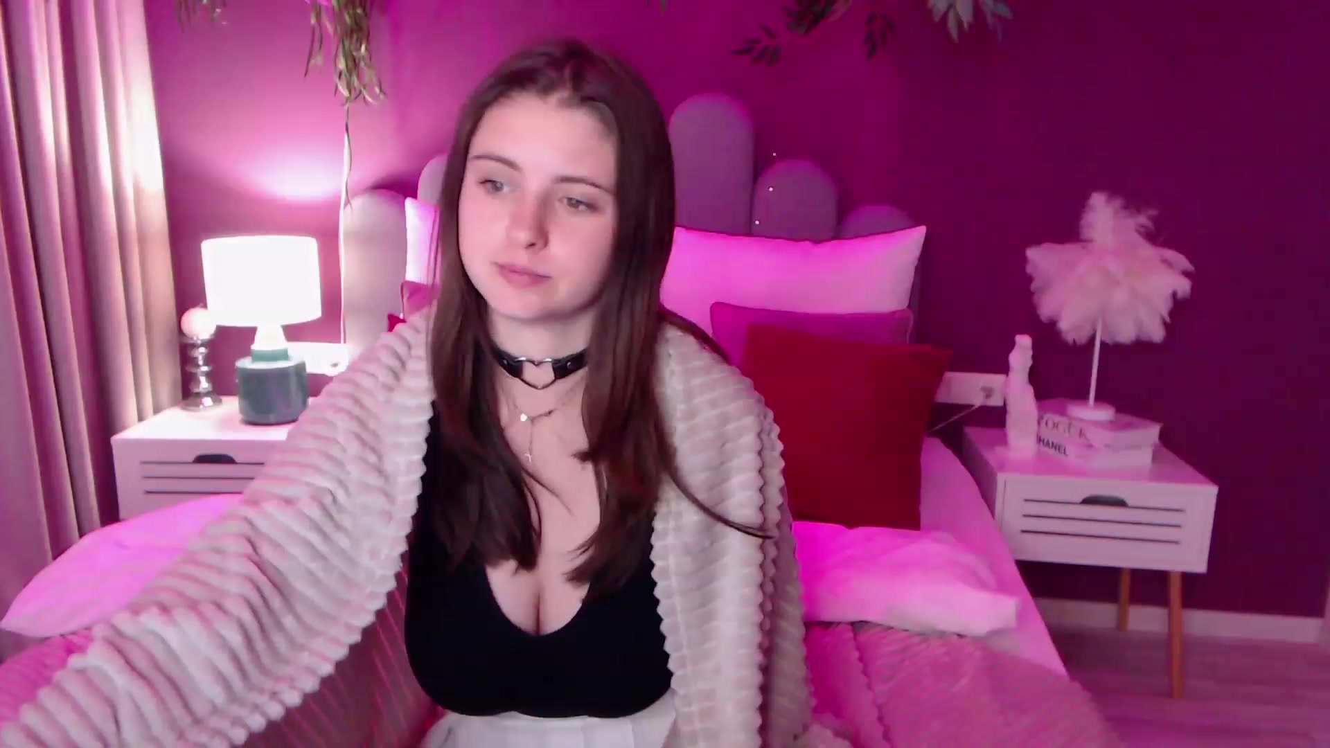 Gallery image thumbnail from ElsaJones's myfreecams stream on, 12/01/2022, 15:56 image 10 of 20
