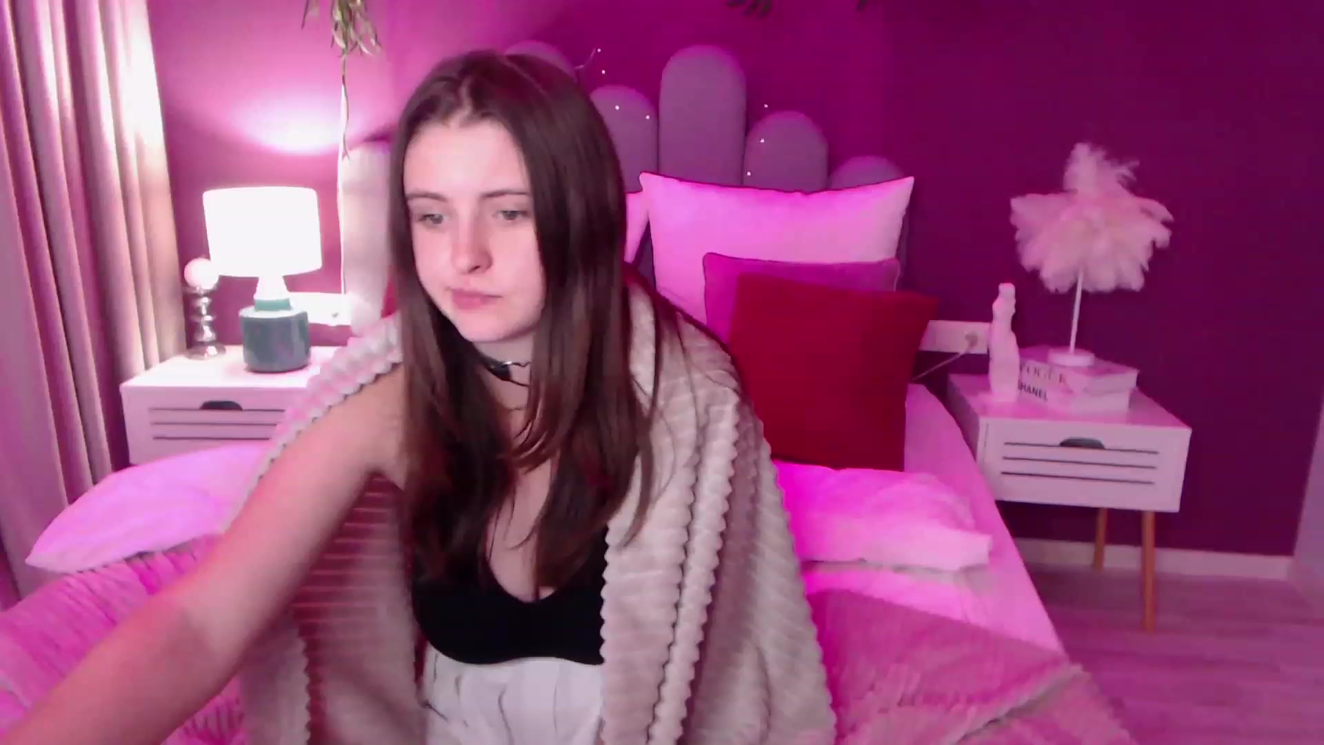Gallery image thumbnail from ElsaJones's myfreecams stream on, 12/01/2022, 15:56 image 13 of 20