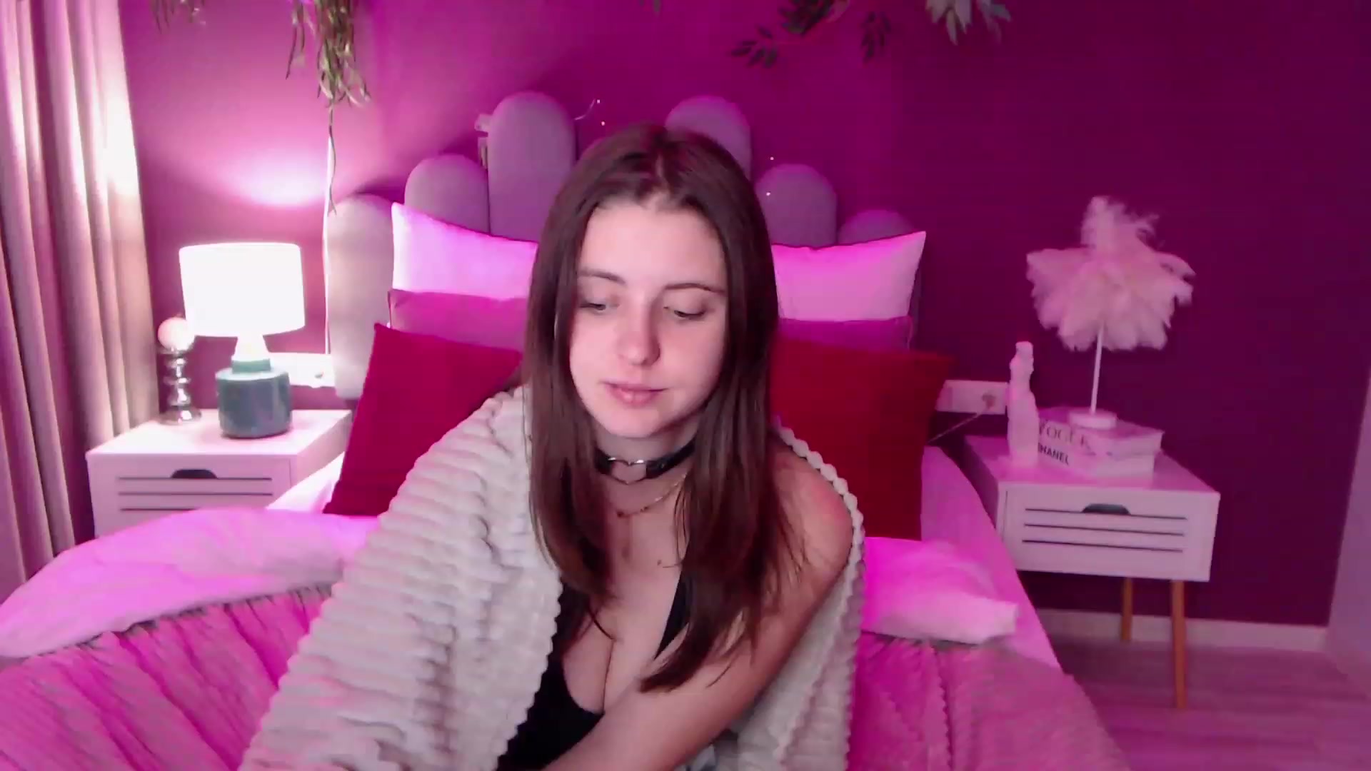 Gallery image thumbnail from ElsaJones's myfreecams stream on, 12/01/2022, 15:56 image 7 of 20