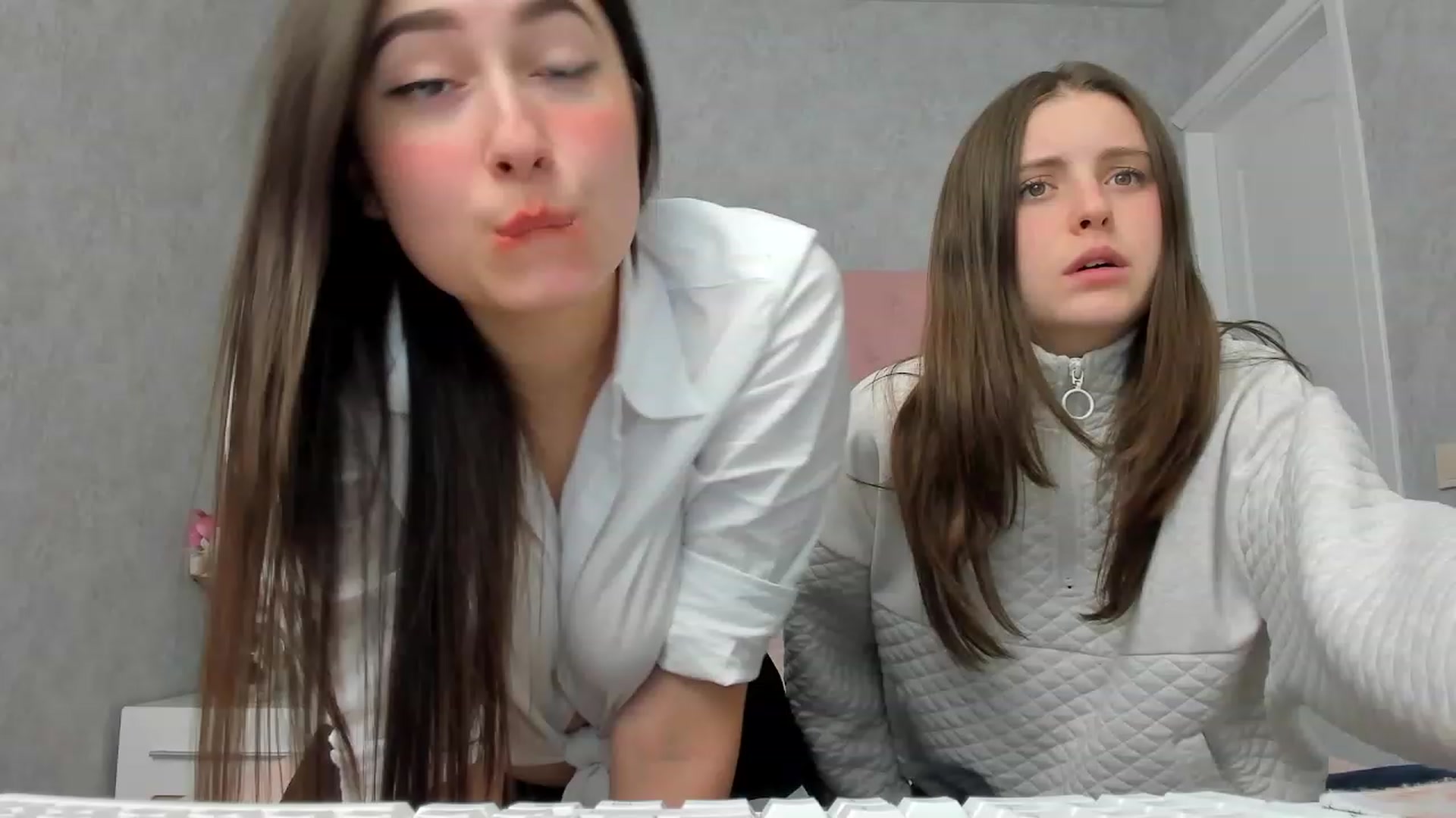 Gallery image thumbnail from ElsaJones's myfreecams stream on, 12/05/2022, 18:33 image 18 of 20