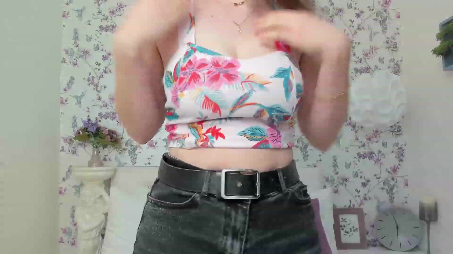 Gallery image thumbnail from ElsaJones's myfreecams stream on, 12/06/2022, 07:53 image 1 of 20
