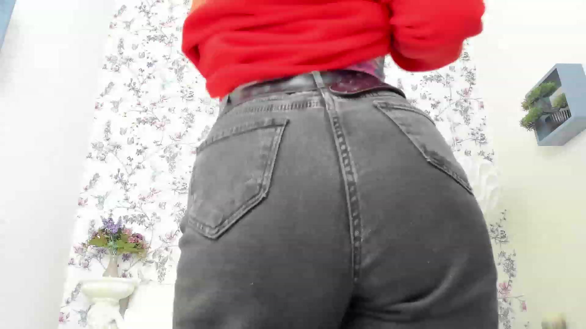Gallery image thumbnail from ElsaJones's myfreecams stream on, 12/06/2022, 10:30 image 19 of 20