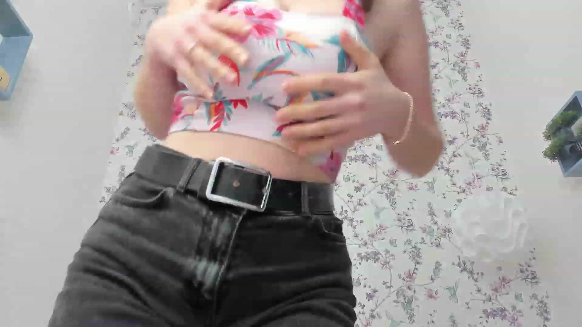 Gallery image thumbnail from ElsaJones's myfreecams stream on, 12/06/2022, 10:30 image 10 of 20