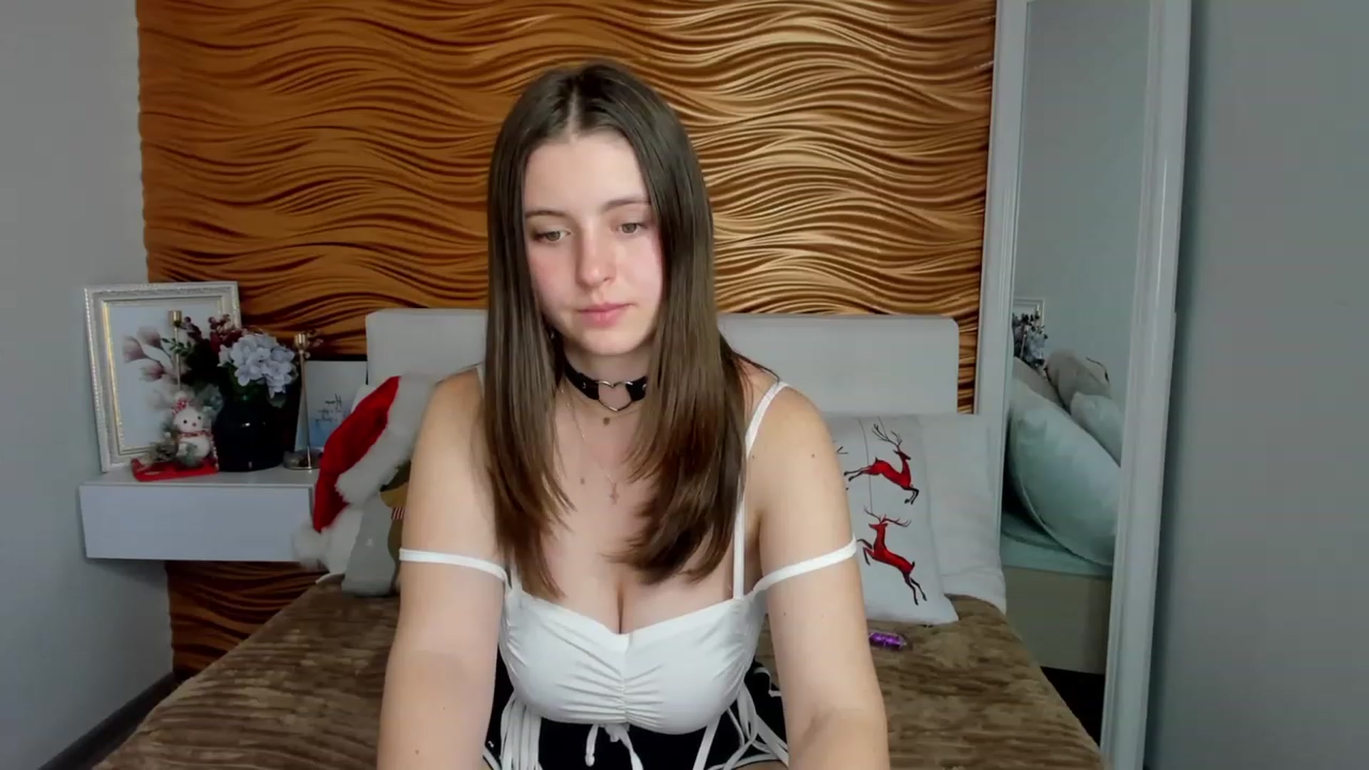 Gallery image thumbnail from ElsaJones's myfreecams stream on, 12/18/2022, 14:03 image 3 of 20