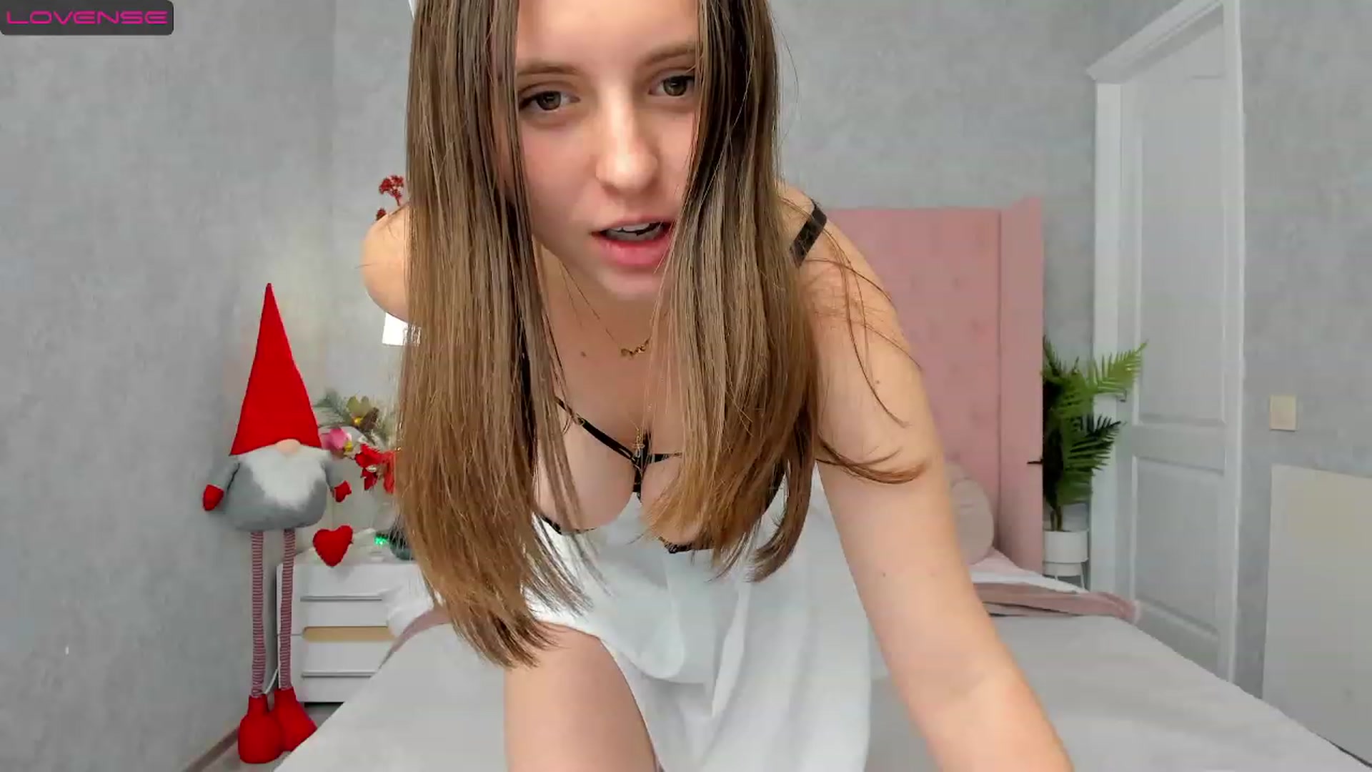 Gallery image thumbnail from ElsaJones's myfreecams stream on, 12/19/2022, 15:53 image 17 of 20