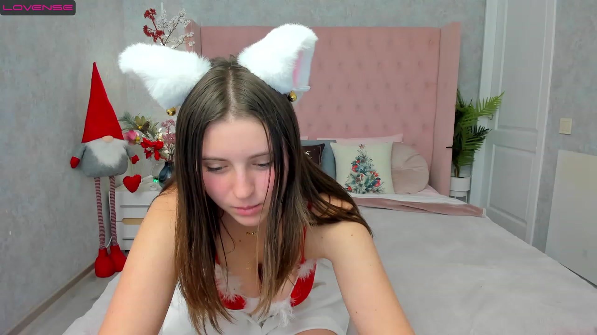 Gallery image thumbnail from ElsaJones's myfreecams stream on, 12/19/2022, 18:34 image 9 of 20