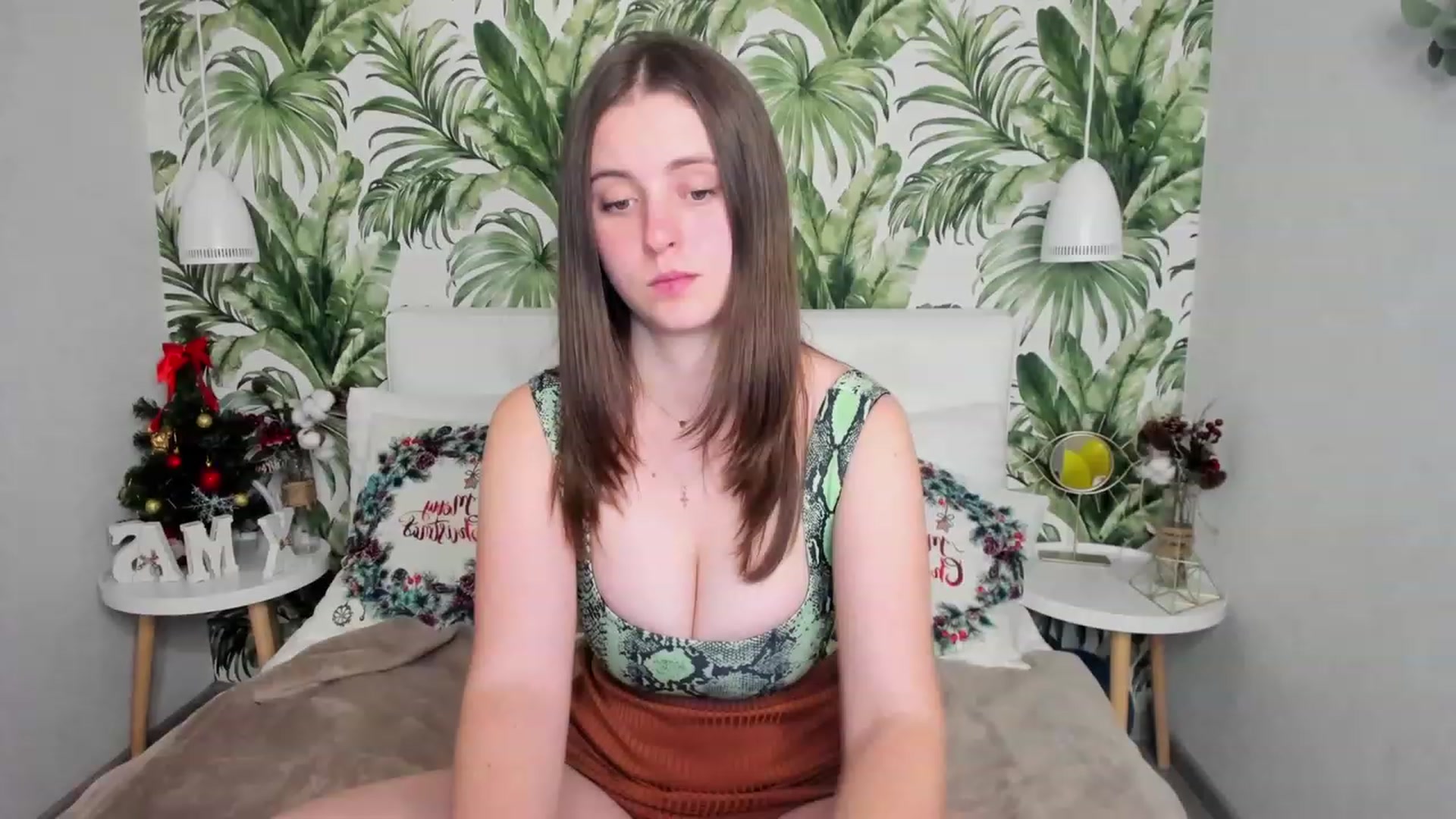Gallery image thumbnail from ElsaJones's myfreecams stream on, 12/20/2022, 14:17 image 11 of 20