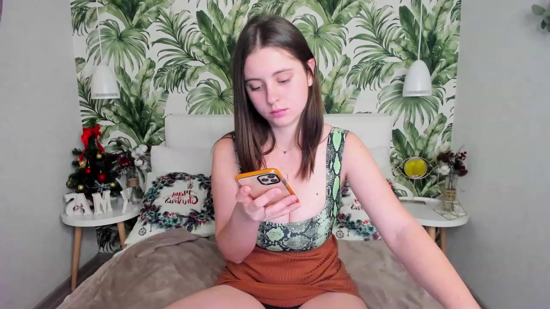 Gallery image thumbnail from ElsaJones's myfreecams stream on, 12/20/2022, 15:43 image 3 of 20