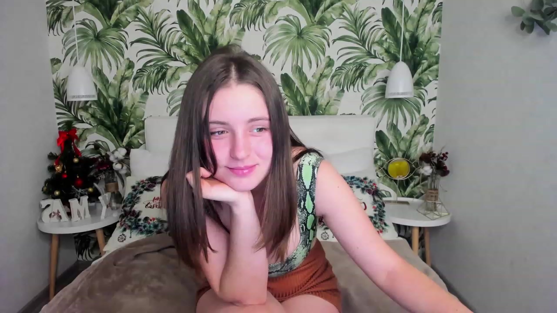 Gallery image thumbnail from ElsaJones's myfreecams stream on, 12/20/2022, 15:43 image 14 of 20
