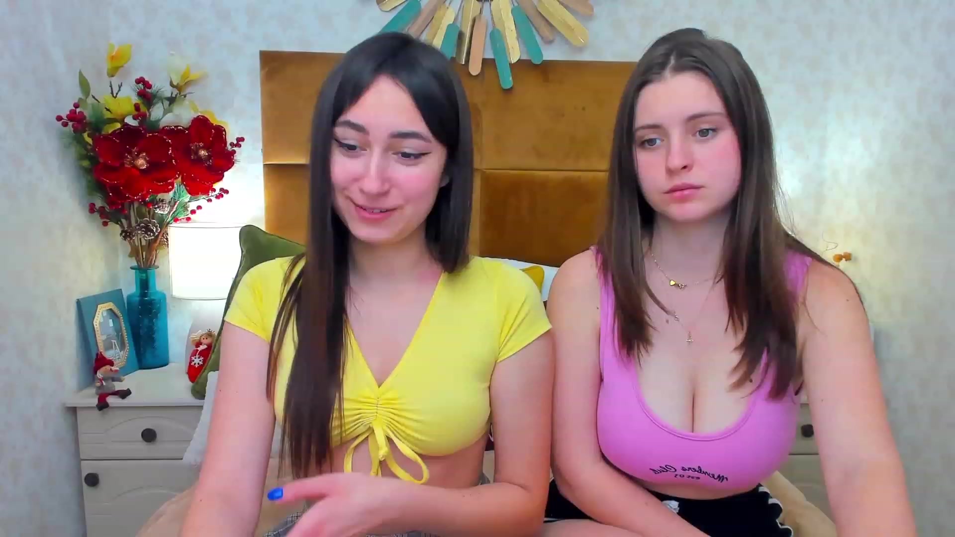 Gallery image thumbnail from ElsaJones's myfreecams stream on, 12/21/2022, 14:21 image 10 of 20