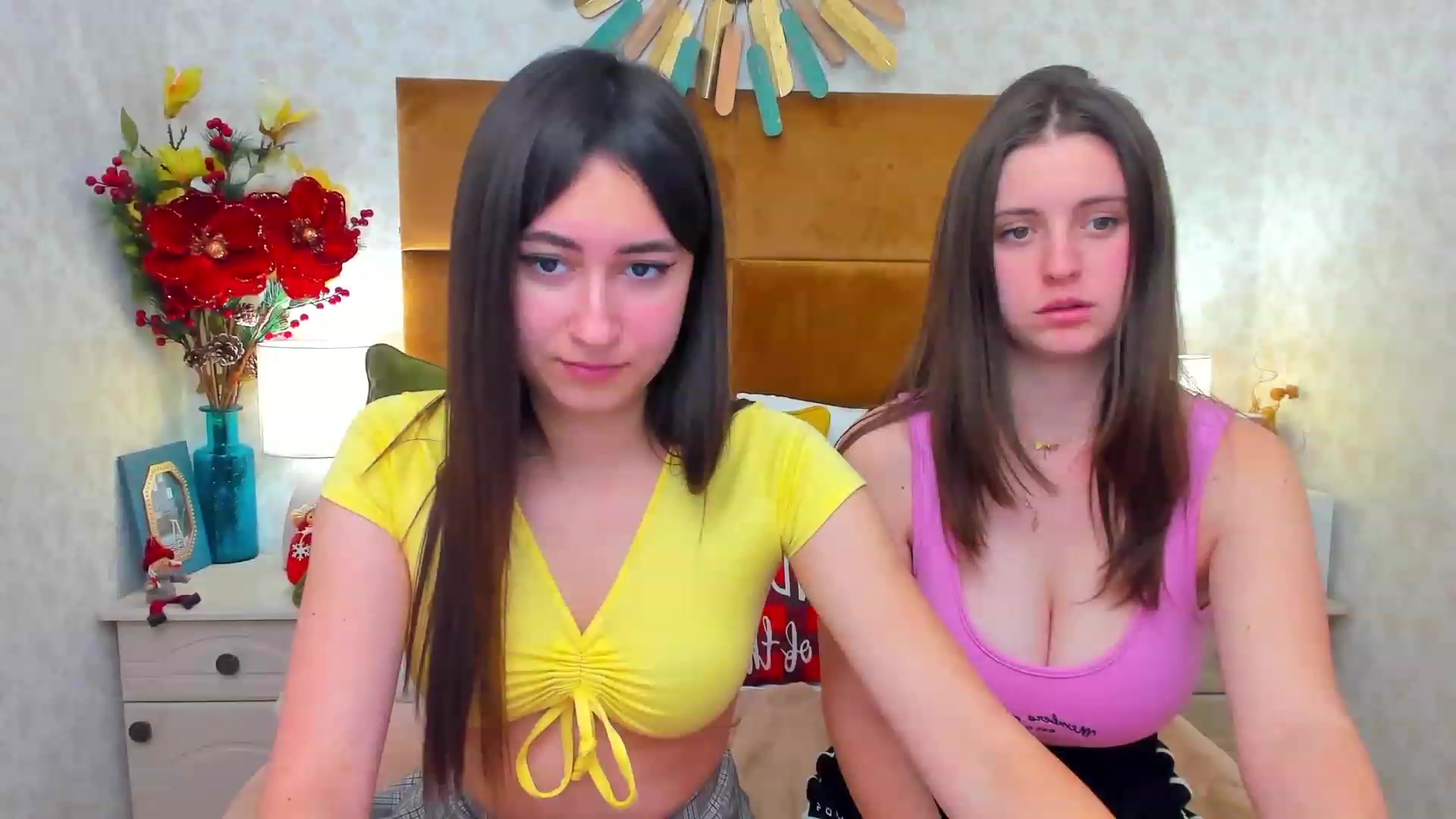 Gallery image thumbnail from ElsaJones's myfreecams stream on, 12/21/2022, 14:21 image 18 of 20