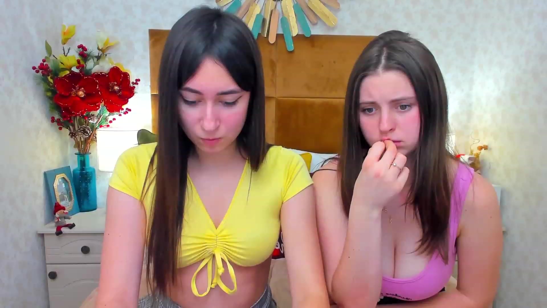Gallery image thumbnail from ElsaJones's myfreecams stream on, 12/21/2022, 14:21 image 16 of 20