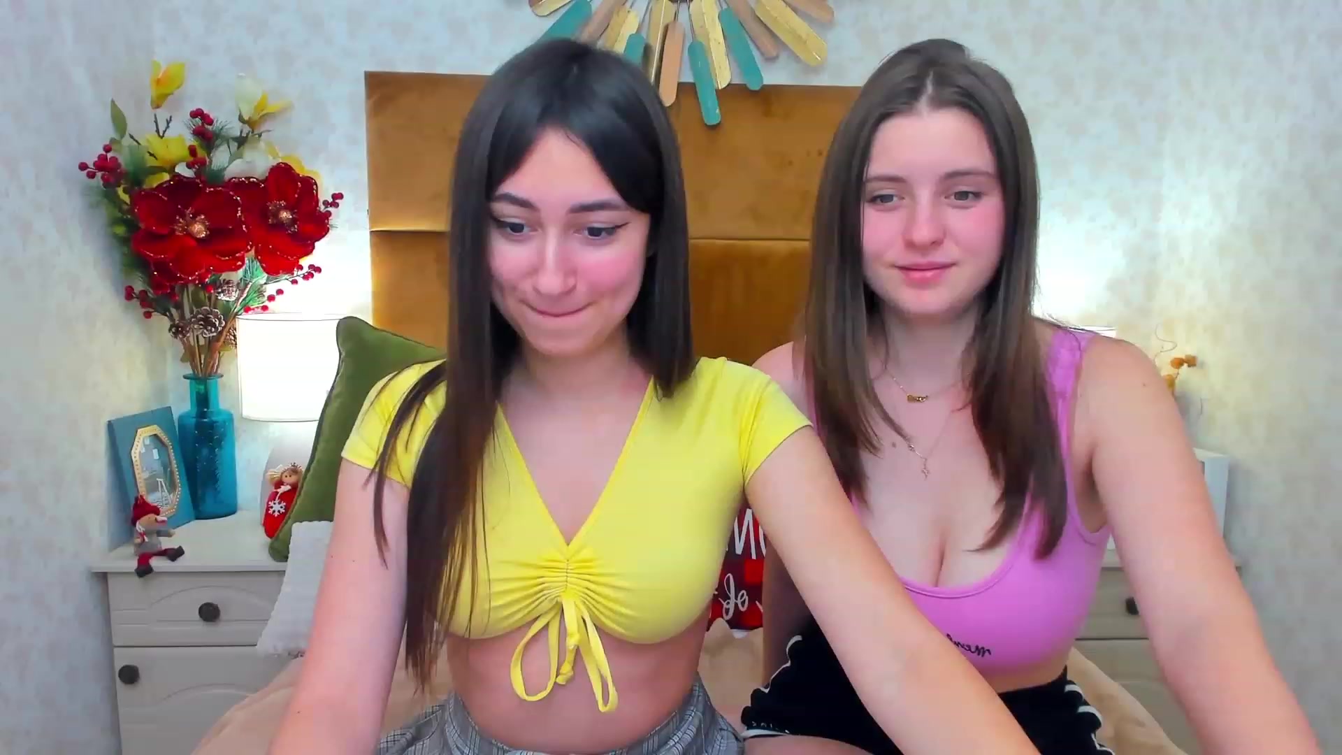 Gallery image thumbnail from ElsaJones's myfreecams stream on, 12/21/2022, 14:21 image 13 of 20