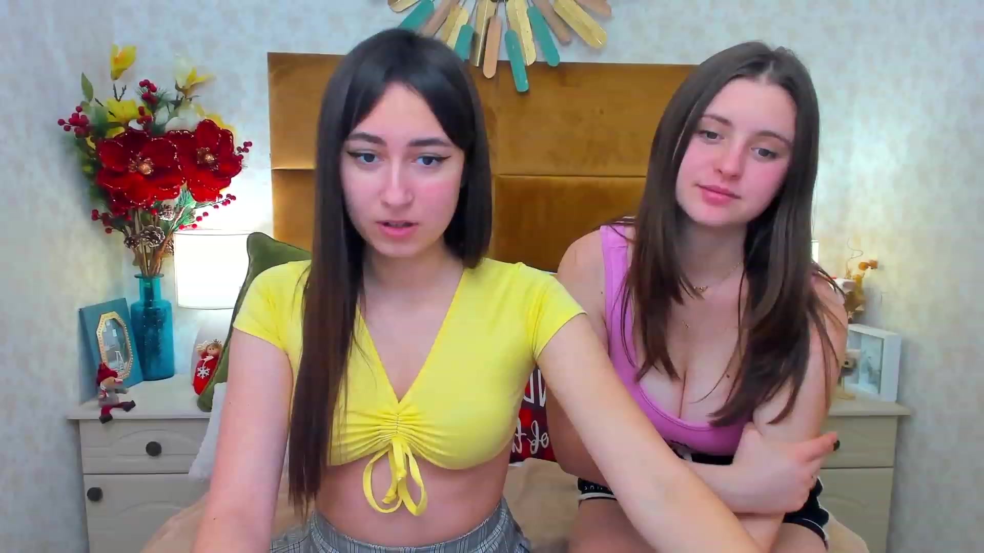 Gallery image thumbnail from ElsaJones's myfreecams stream on, 12/21/2022, 14:21 image 3 of 20