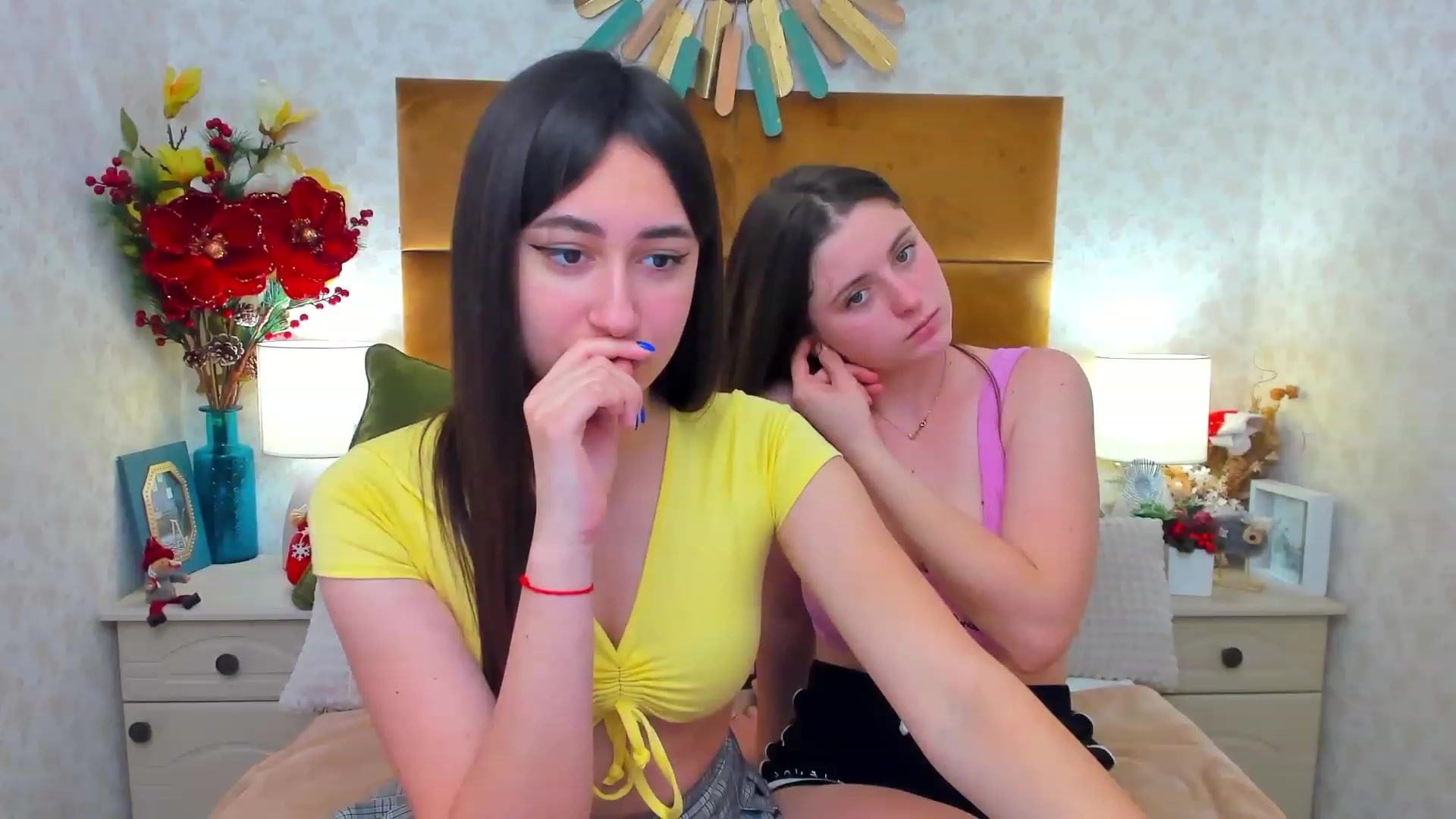 Gallery image thumbnail from ElsaJones's myfreecams stream on, 12/21/2022, 14:21 image 1 of 20