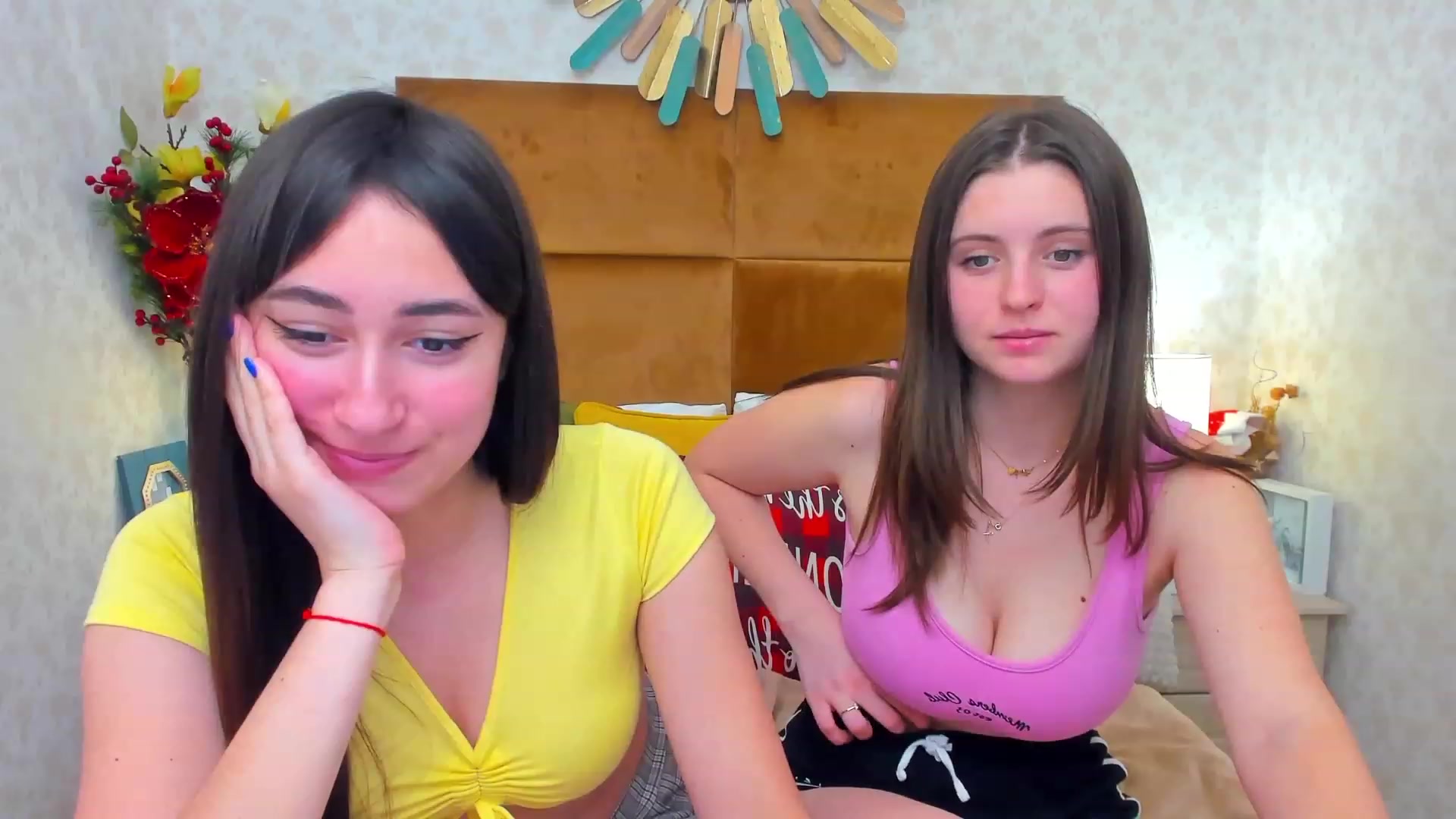 Gallery image thumbnail from ElsaJones's myfreecams stream on, 12/21/2022, 14:21 image 2 of 20