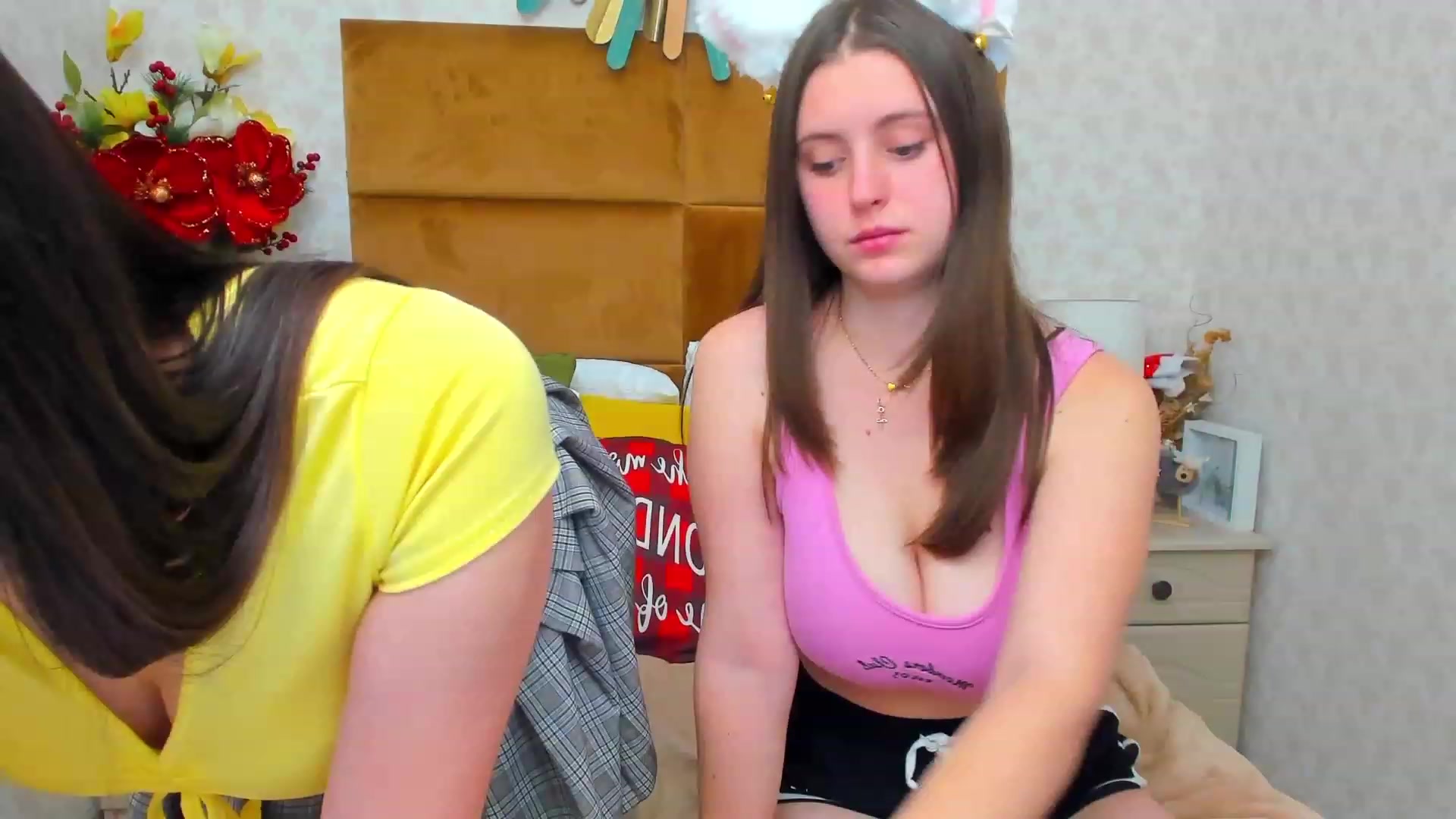 Gallery image thumbnail from ElsaJones's myfreecams stream on, 12/21/2022, 17:29 image 17 of 20