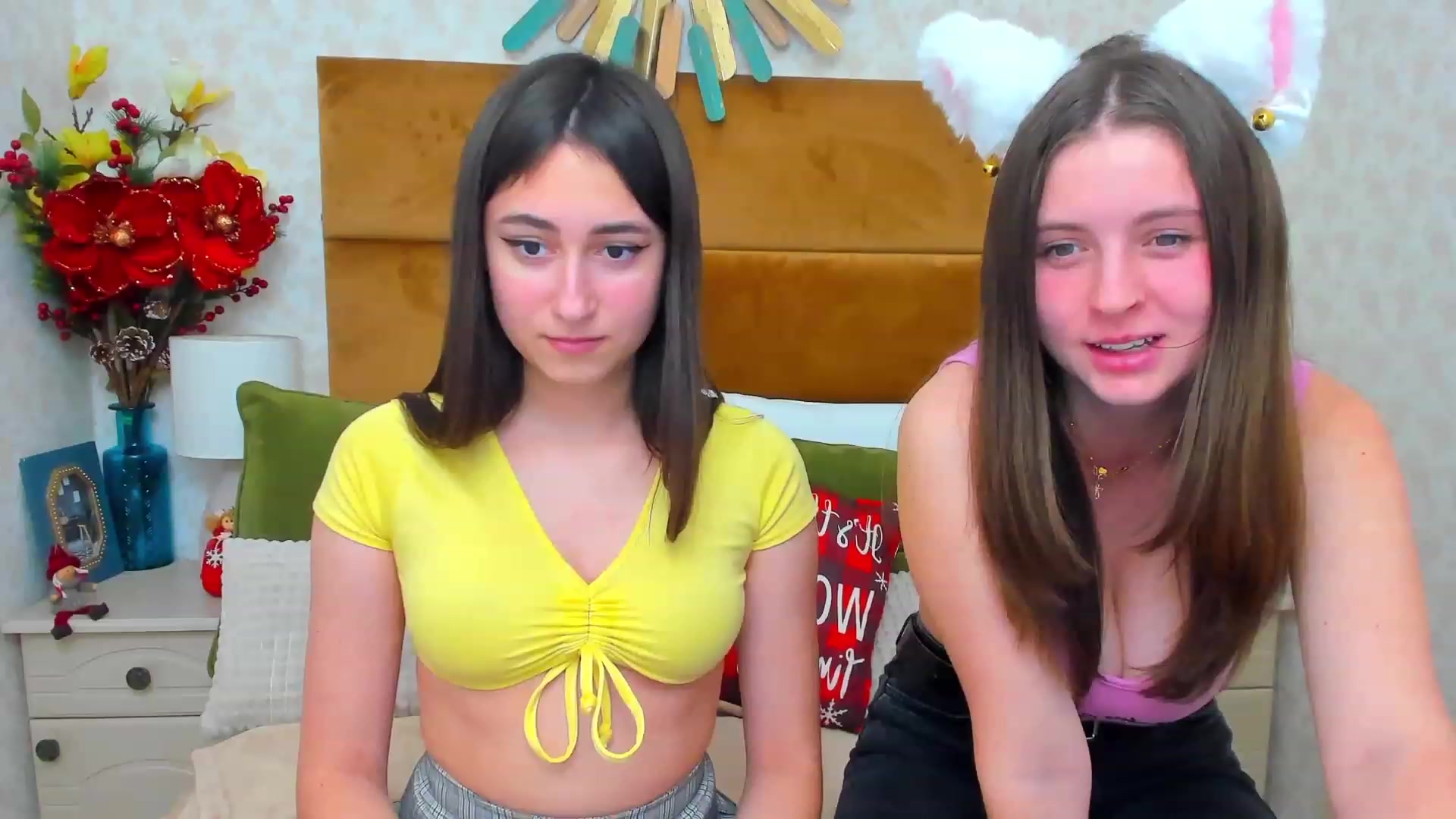 Gallery image thumbnail from ElsaJones's myfreecams stream on, 12/21/2022, 19:13 image 19 of 20