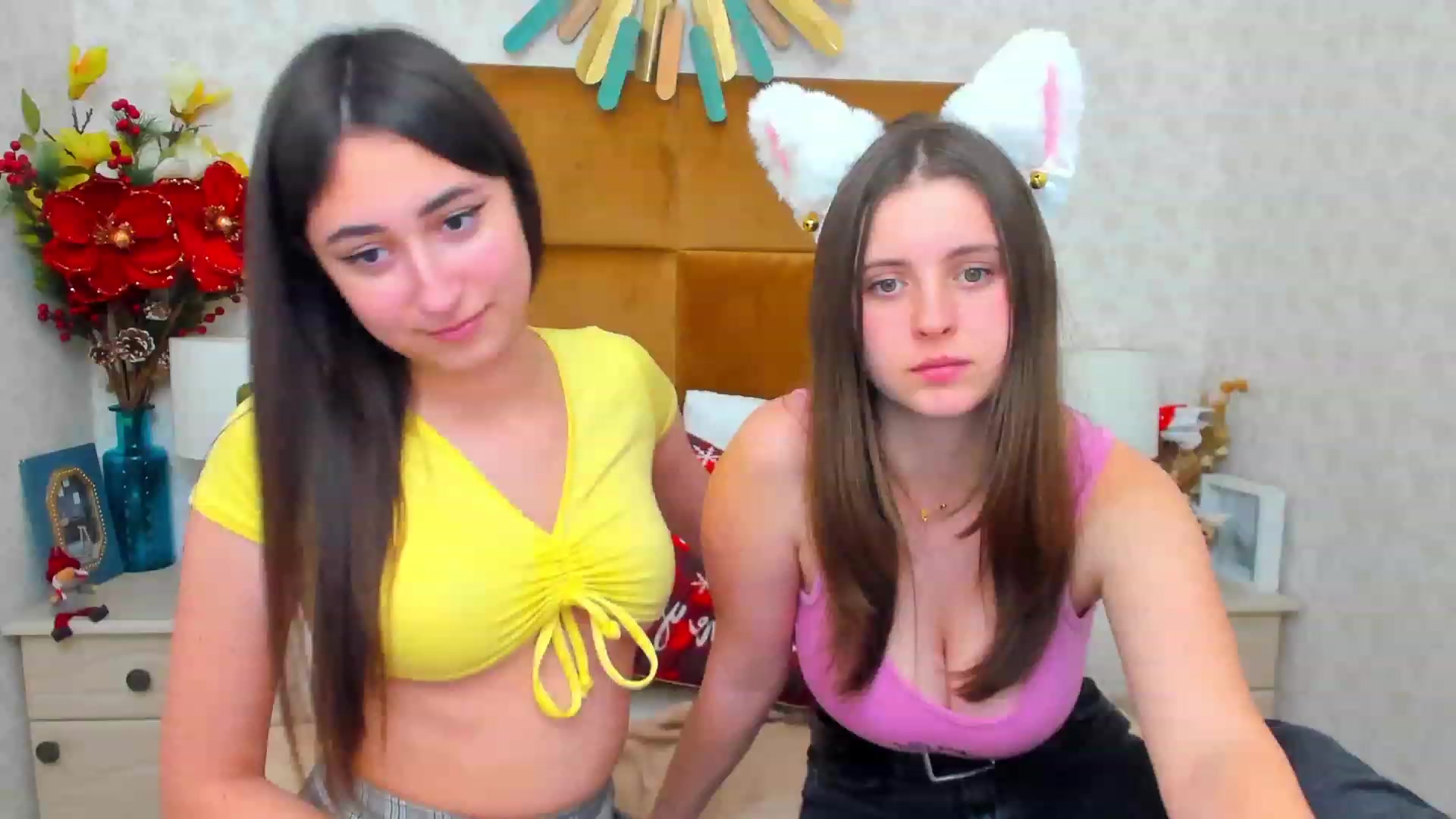 Gallery image thumbnail from ElsaJones's myfreecams stream on, 12/21/2022, 19:13 image 16 of 20