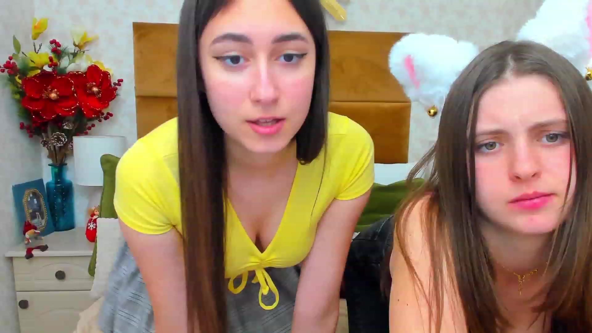 Gallery image thumbnail from ElsaJones's myfreecams stream on, 12/21/2022, 19:13 image 13 of 20