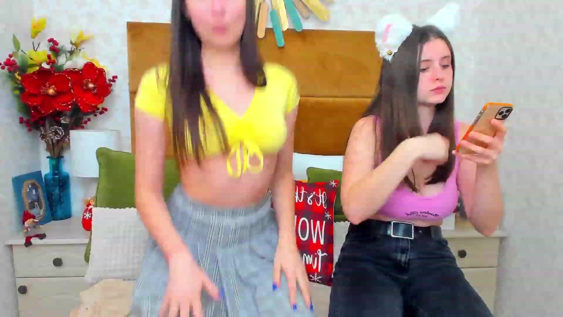 Gallery image thumbnail from ElsaJones's myfreecams stream on, 12/21/2022, 19:13 image 14 of 20